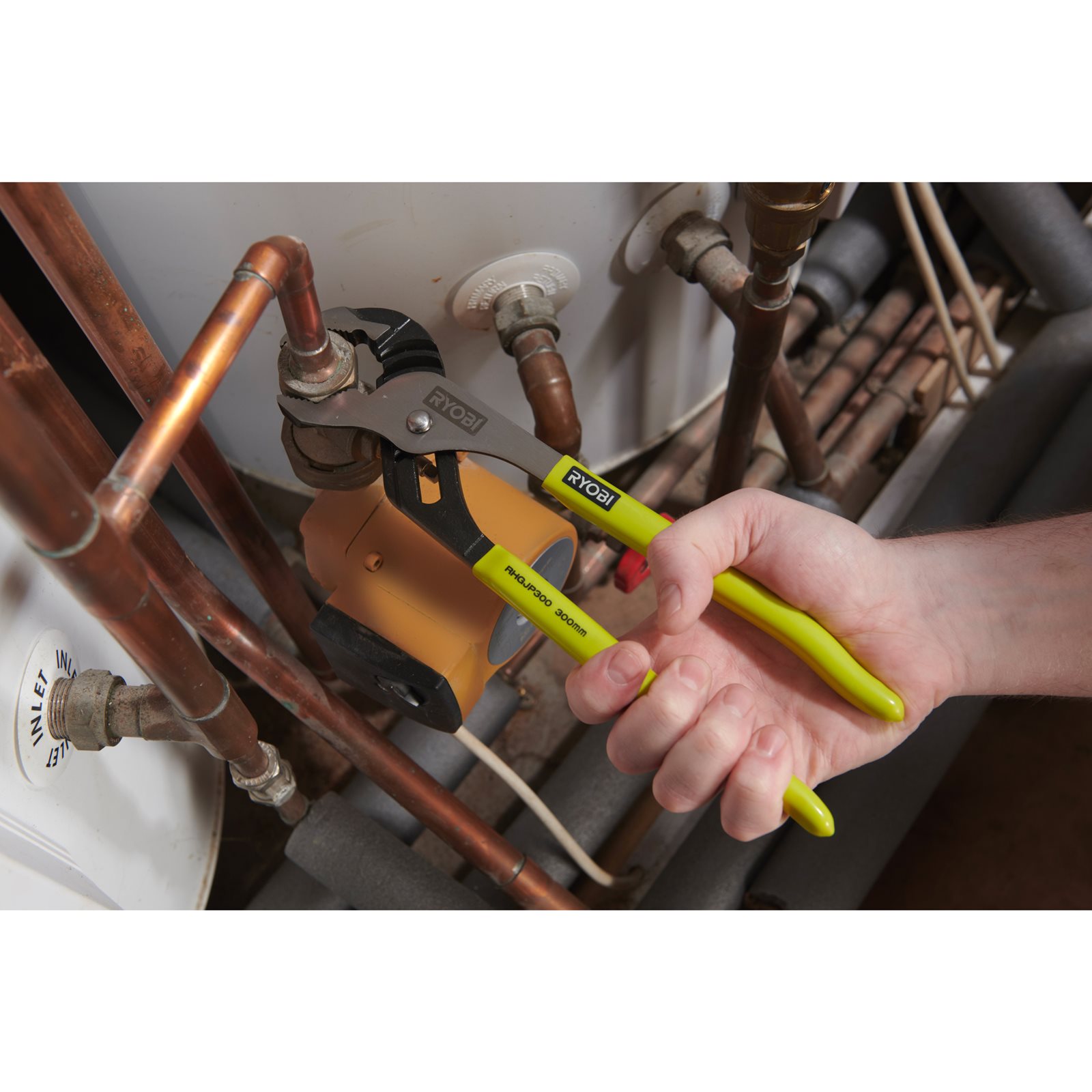 Clește cu îmbinare cu șanț 300 mm Ryobi RHGJP300 - in utilizare 1