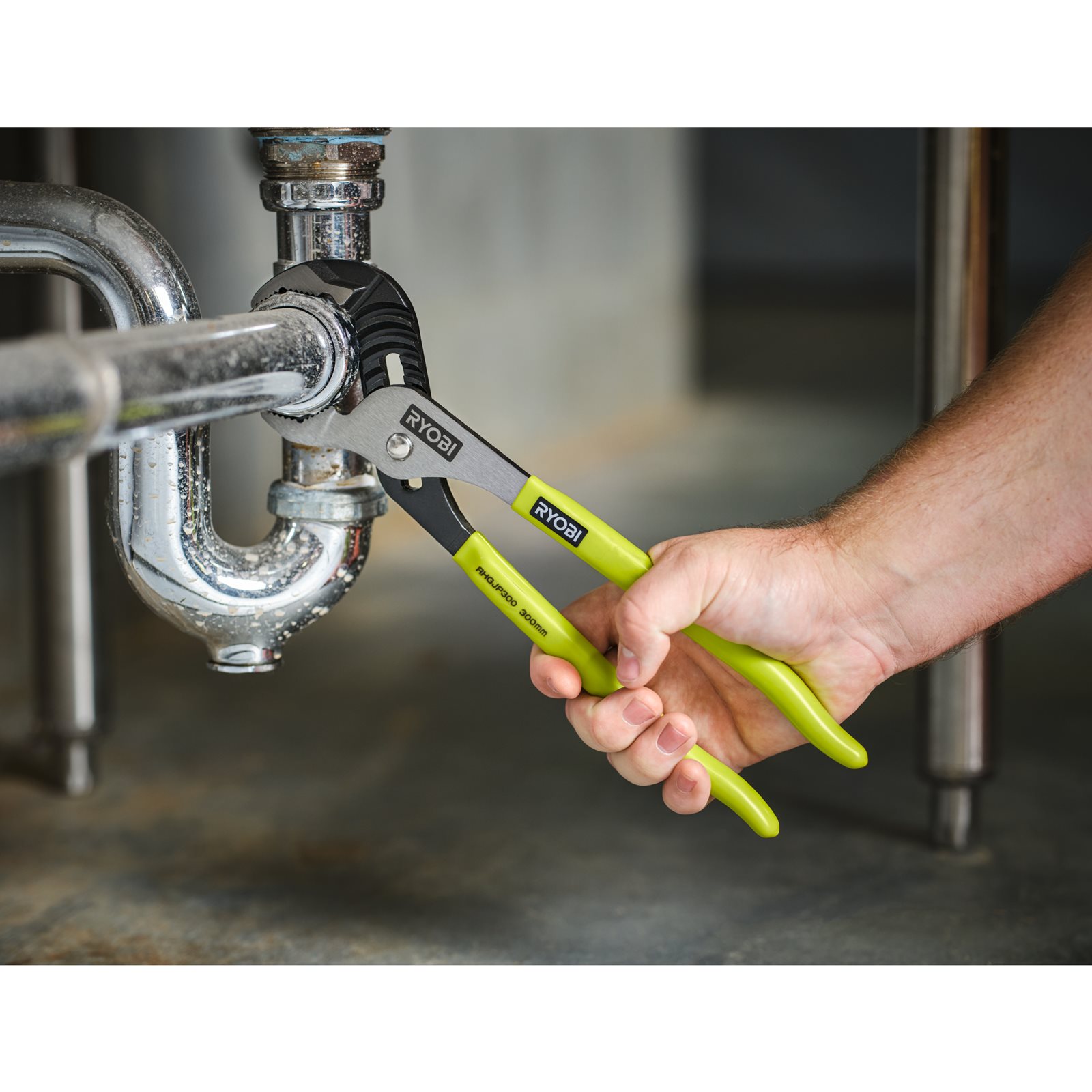 Clește cu îmbinare cu șanț 300 mm Ryobi RHGJP300 - in utilizare 2