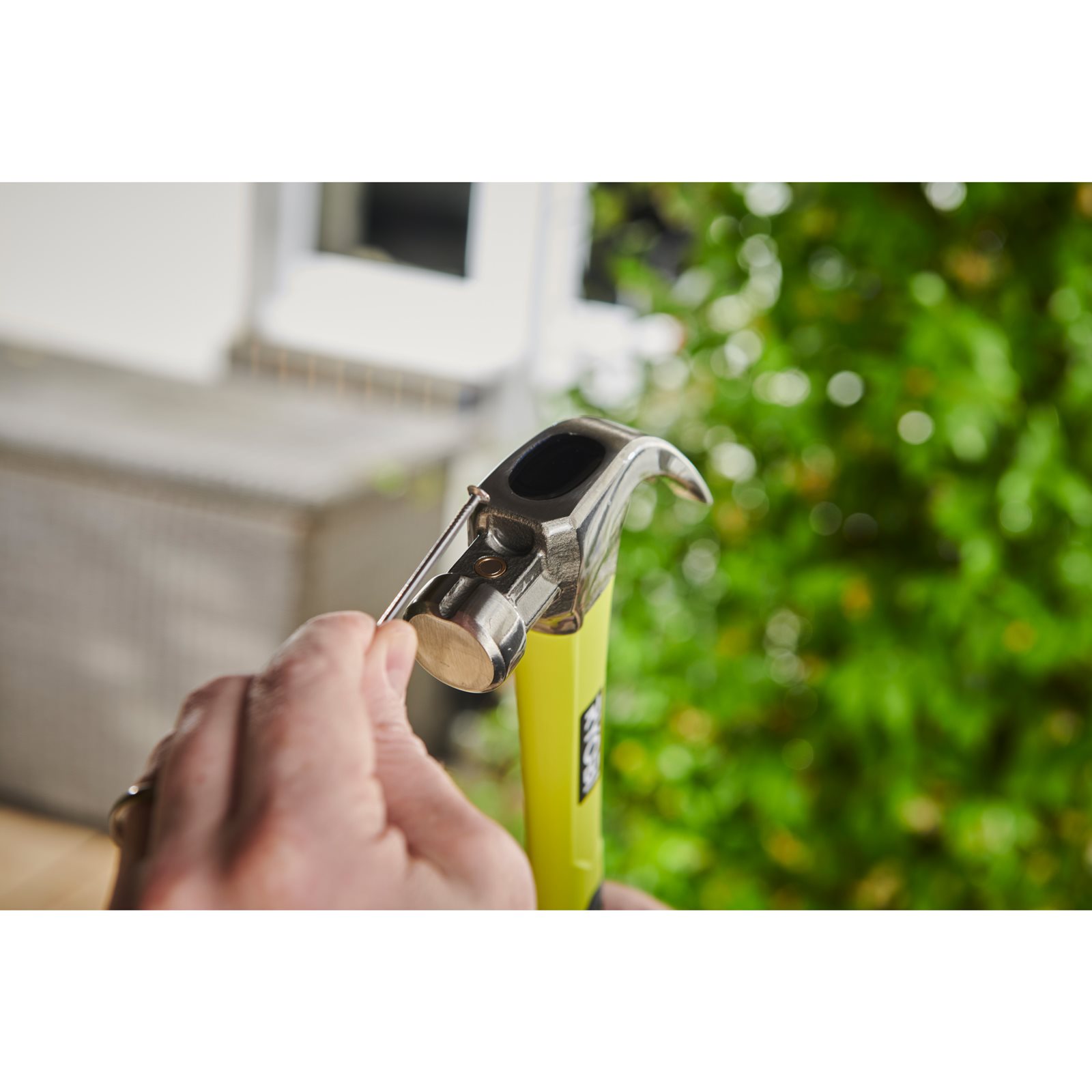 Ciocan tâmplărie cu mâner din fibră 560g Ryobi RHHCC560 - in utilizare 2