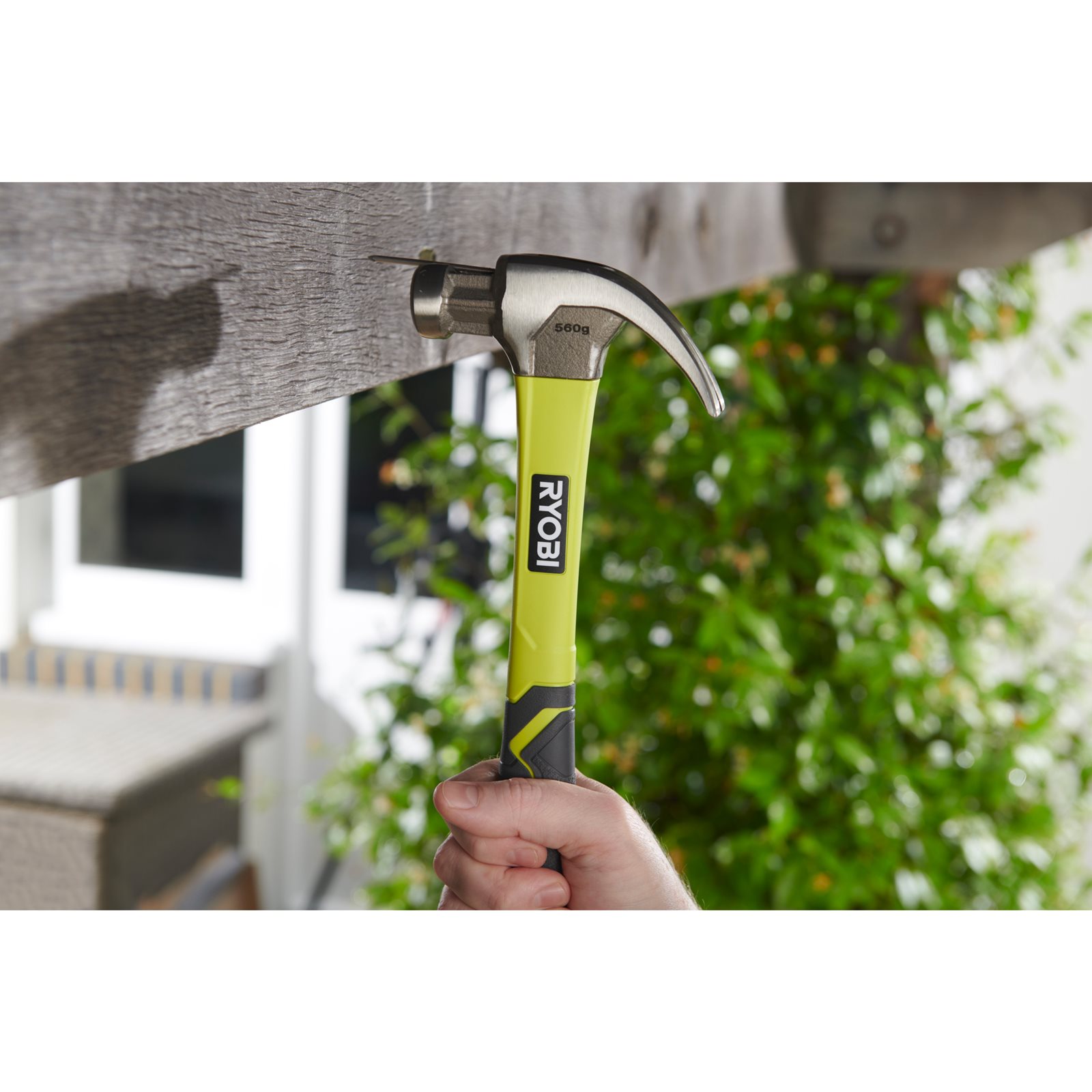 Ciocan tâmplărie cu mâner din fibră 560g Ryobi RHHCC560 - in utilizare 3