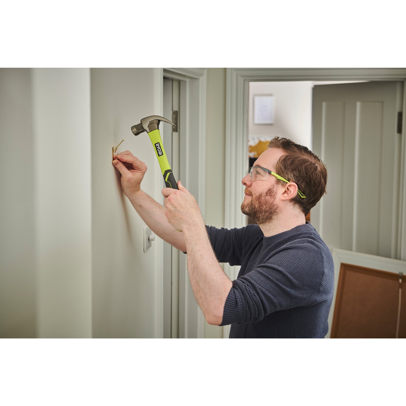 Ciocan tâmplărie cu mâner din fibră 560g Ryobi RHHCC560 - in utilizare 4