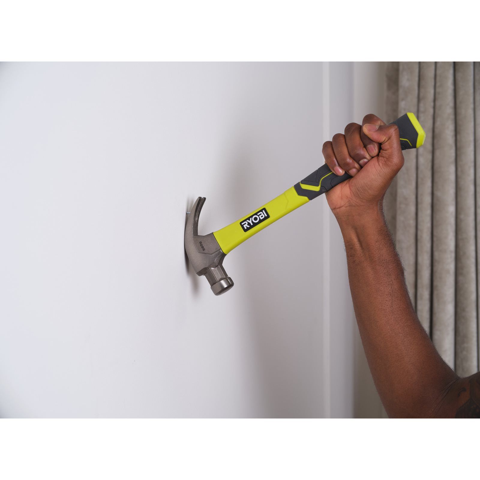 Ciocan tâmplărie cu mâner din fibră 560g Ryobi RHHCC560 - in utilizare 5