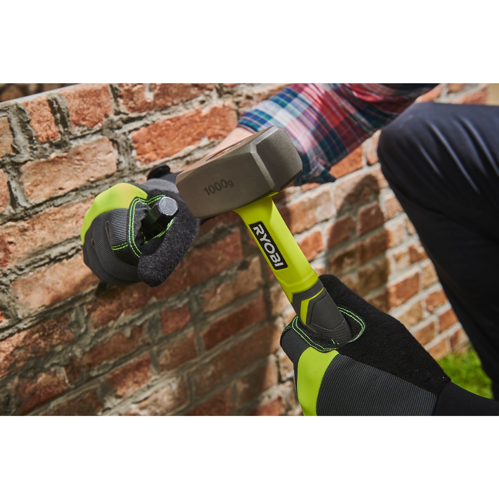 Baros pentru zidărie 1000g Ryobi RHHCH1000 - in utilizare 1
