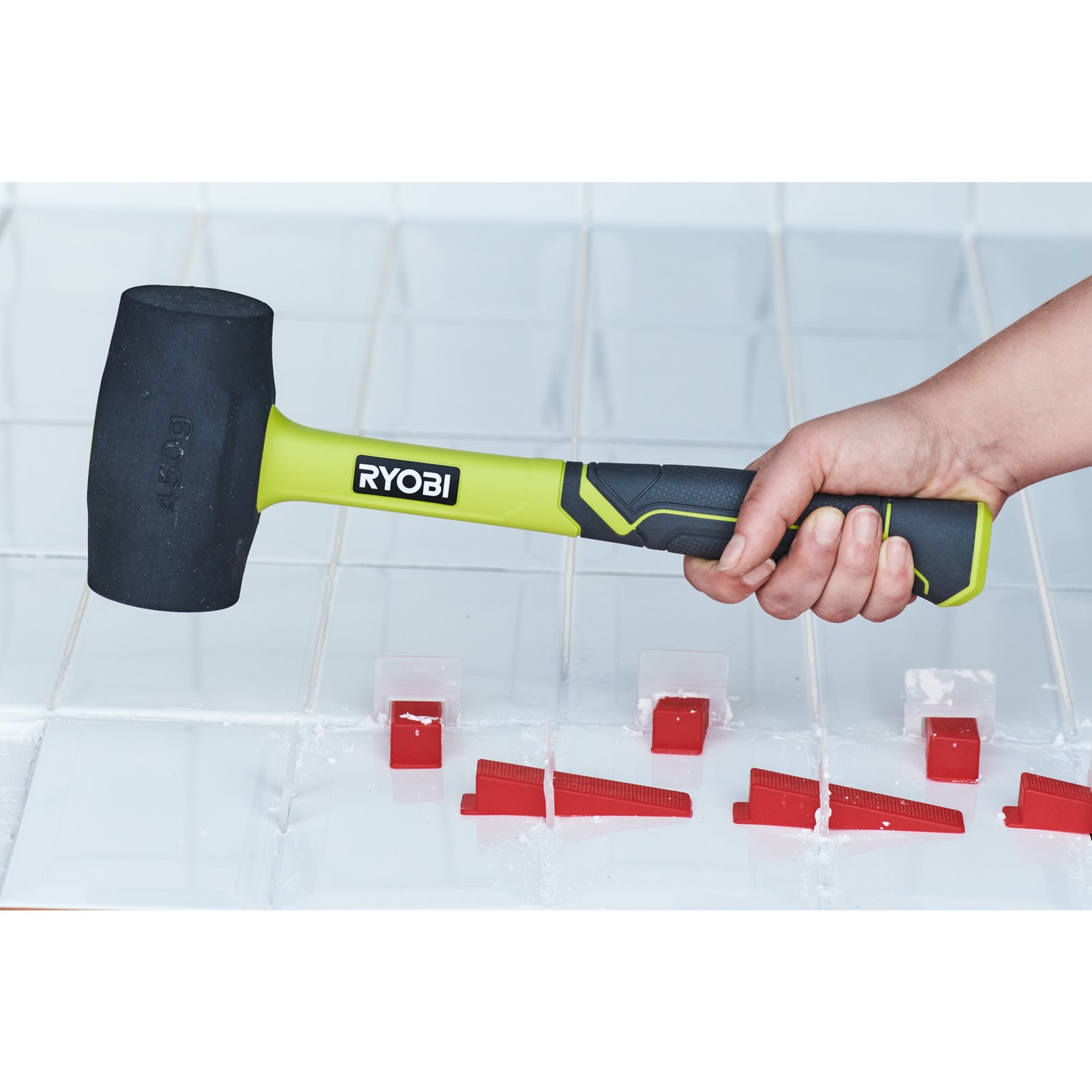 Ciocan de cauciuc din fibră de sticlă 450g Ryobi RHHM450 - in utilizare 1