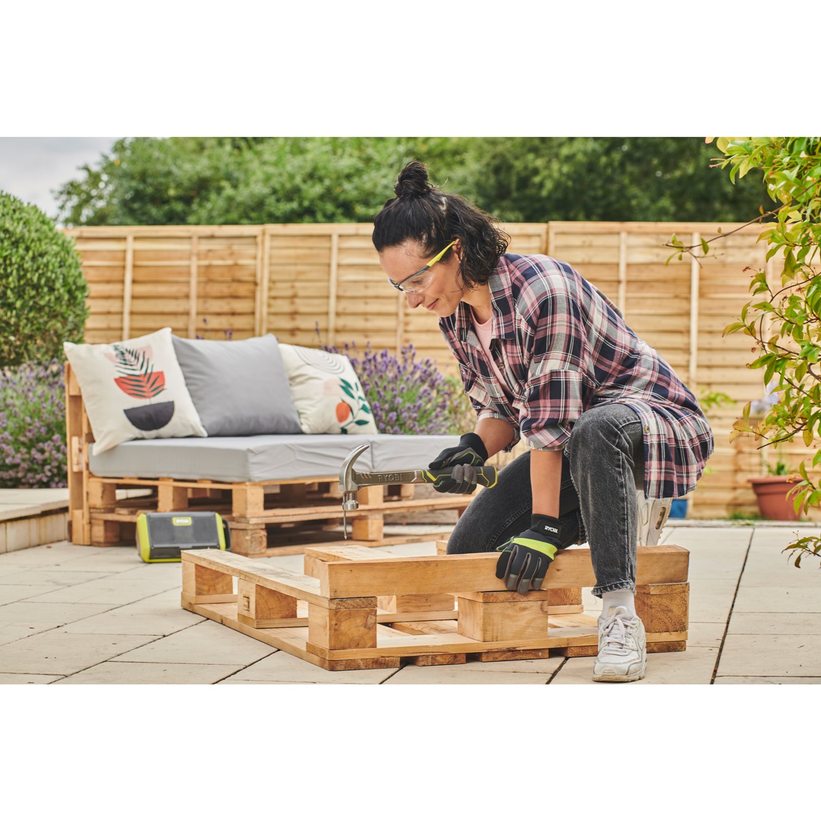 Ciocan dulgherie cu vârf despicat 560g Ryobi RHHSCC560 - in utilizare 1