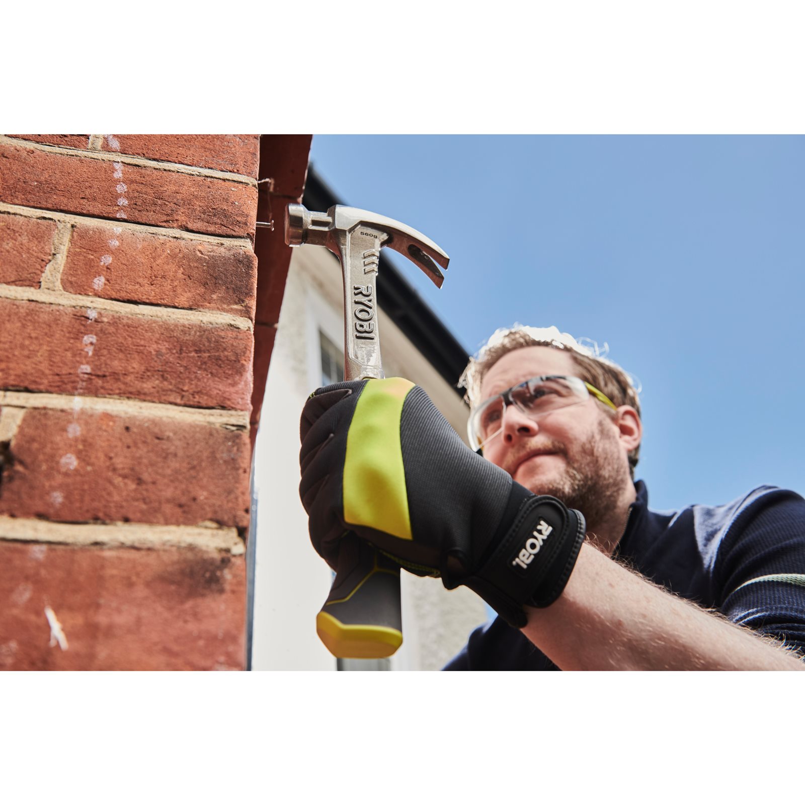 Ciocan dulgherie cu vârf despicat 560g Ryobi RHHSCC560 - in utilizare 2