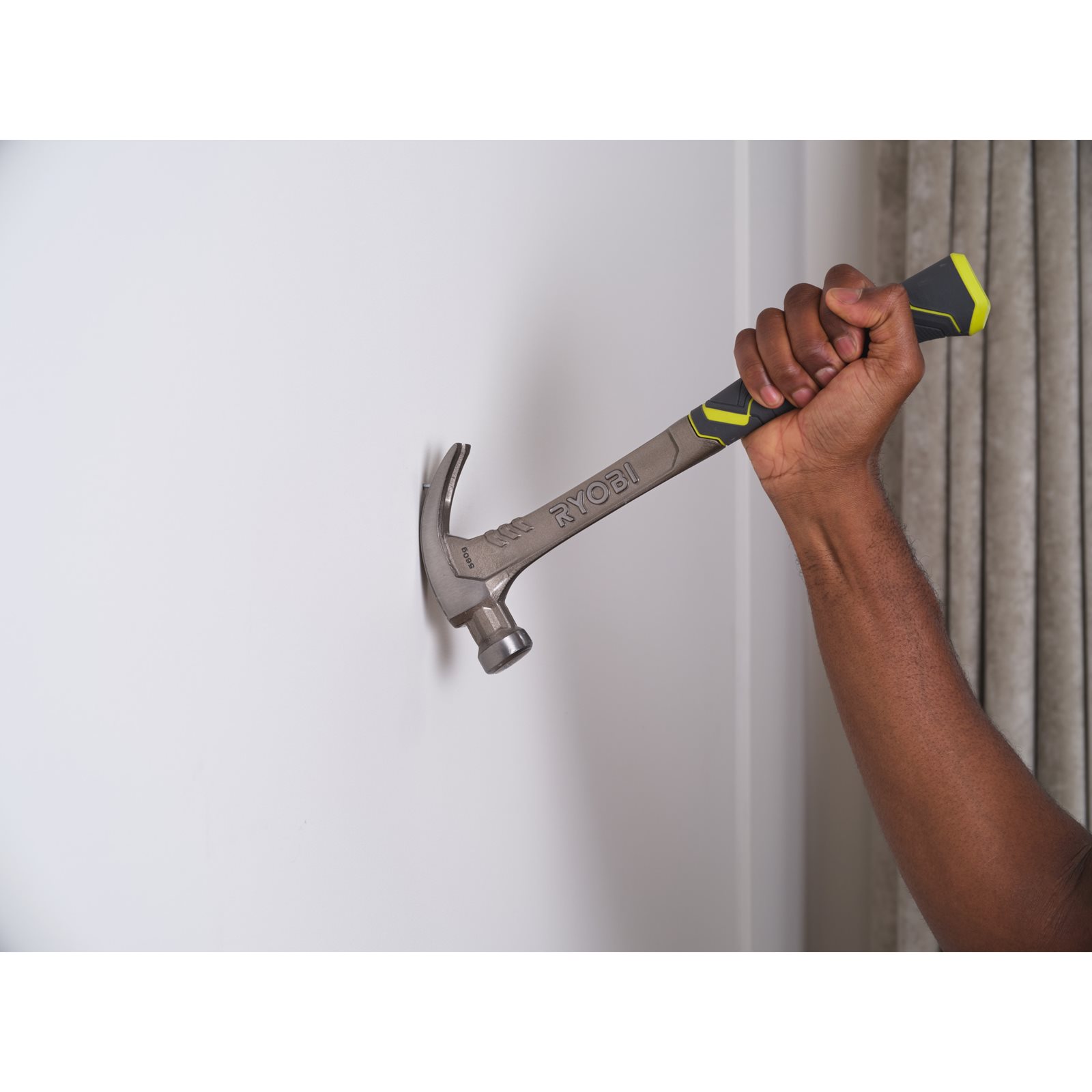Ciocan dulgherie cu vârf despicat 560g Ryobi RHHSCC560 - in utilizare 5