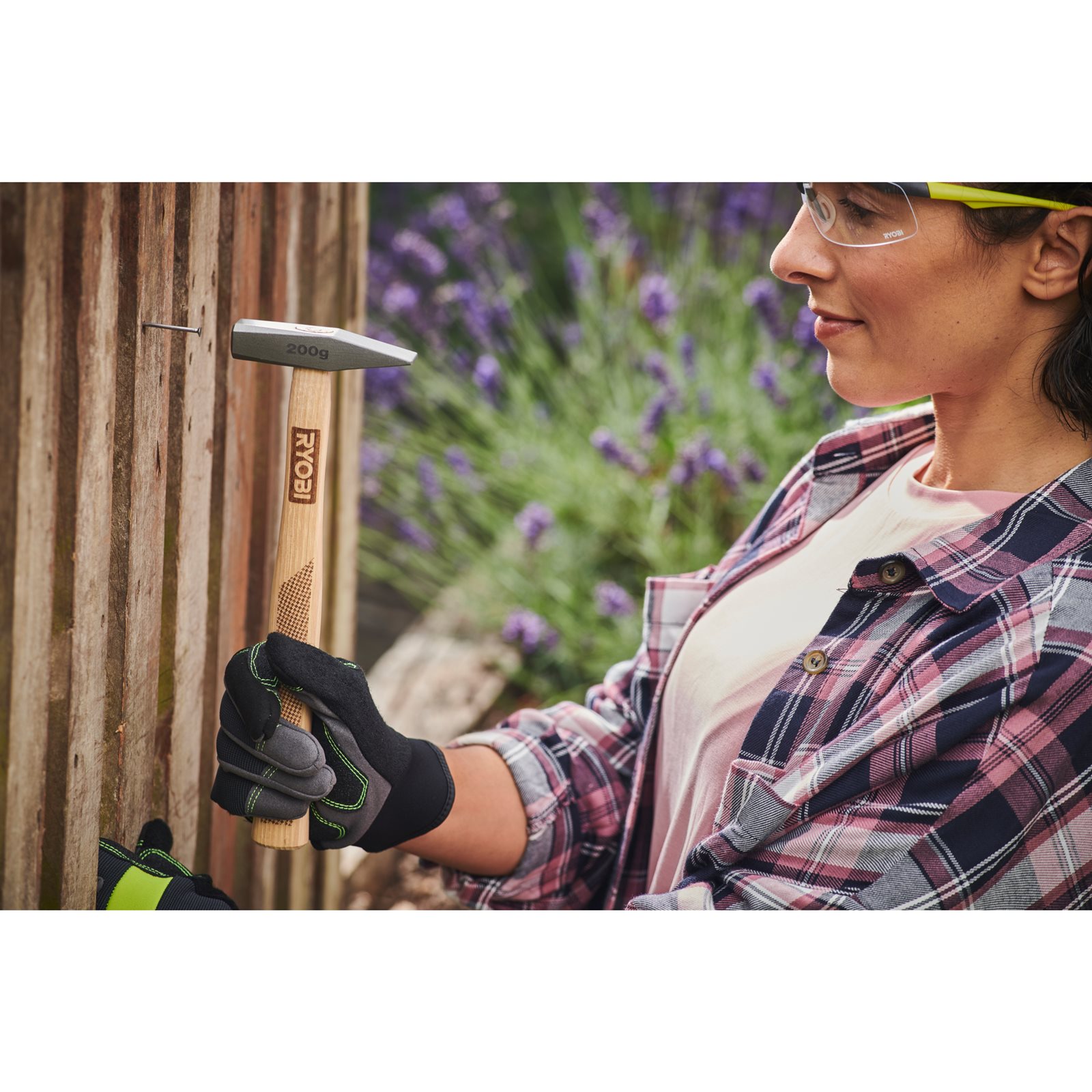 Ciocan baros 200g Ryobi RHHWE200 - in utilizare 1