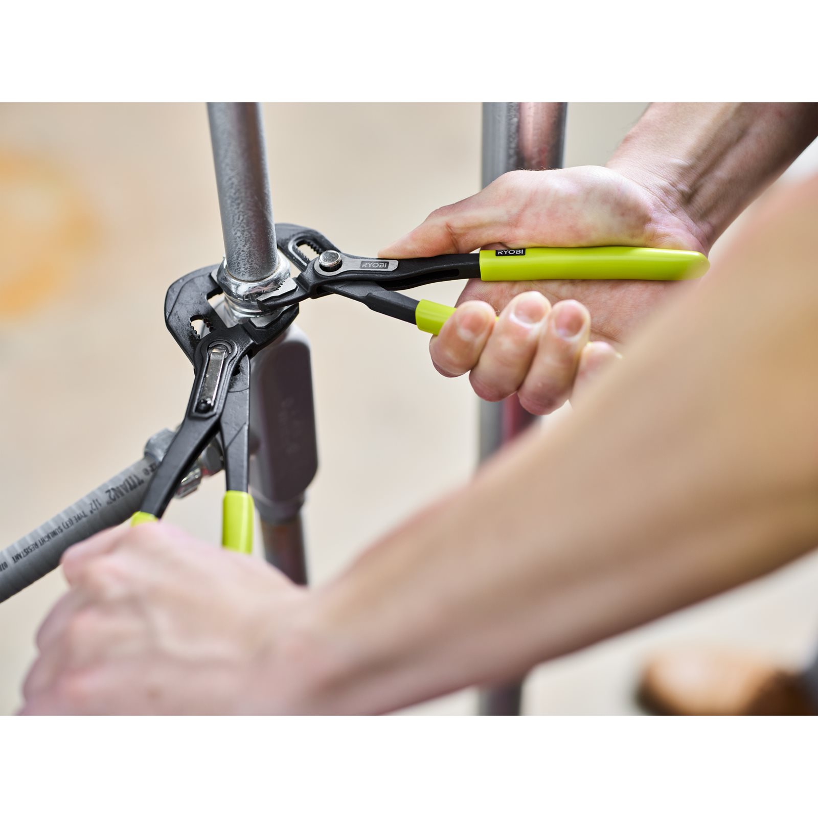 Clește cheie cu reglare rapidă de 200 mm Ryobi RHPBP200 - in utilizare 1