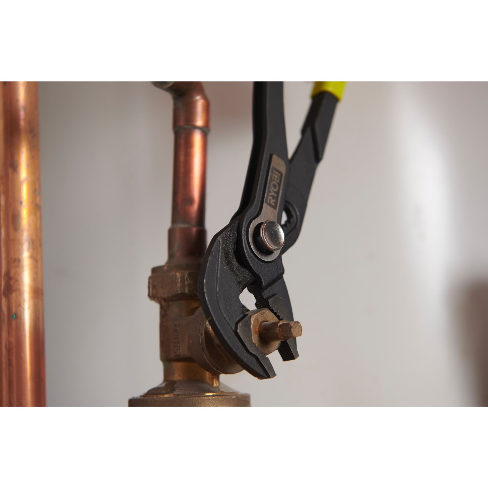 Clește cheie cu reglare rapidă de 250 mm Ryobi RHPBP250 - in utilizare 1
