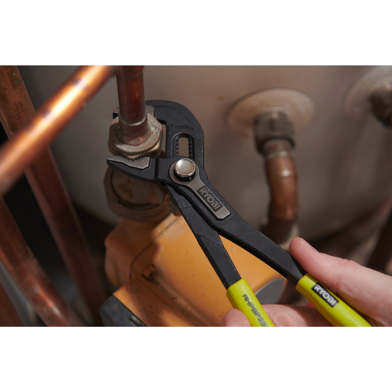 Clește cheie cu reglare rapidă de 250 mm Ryobi RHPBP250 - in utilizare 2