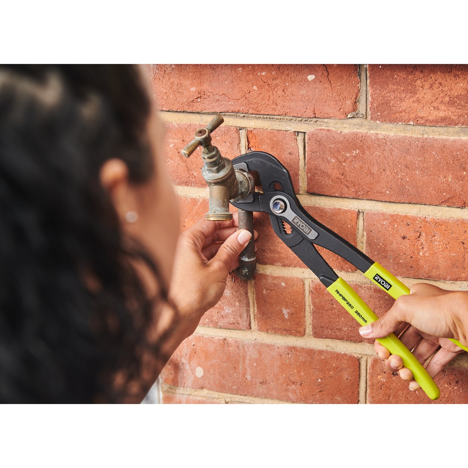 Clește cheie cu reglare rapidă de 250 mm Ryobi RHPBP250 - in utilizare 3