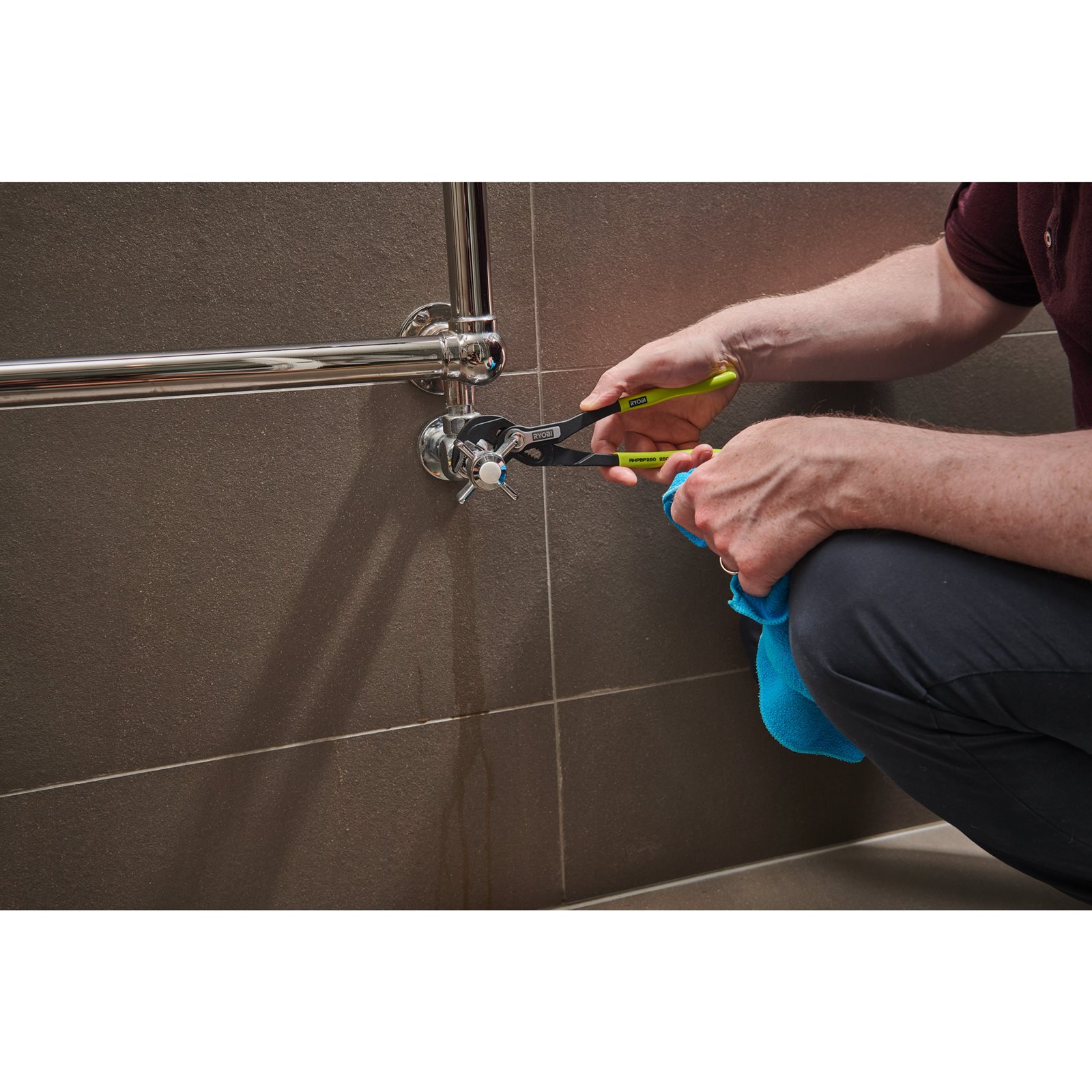 Clește cheie cu reglare rapidă de 250 mm Ryobi RHPBP250 - in utilizare 4