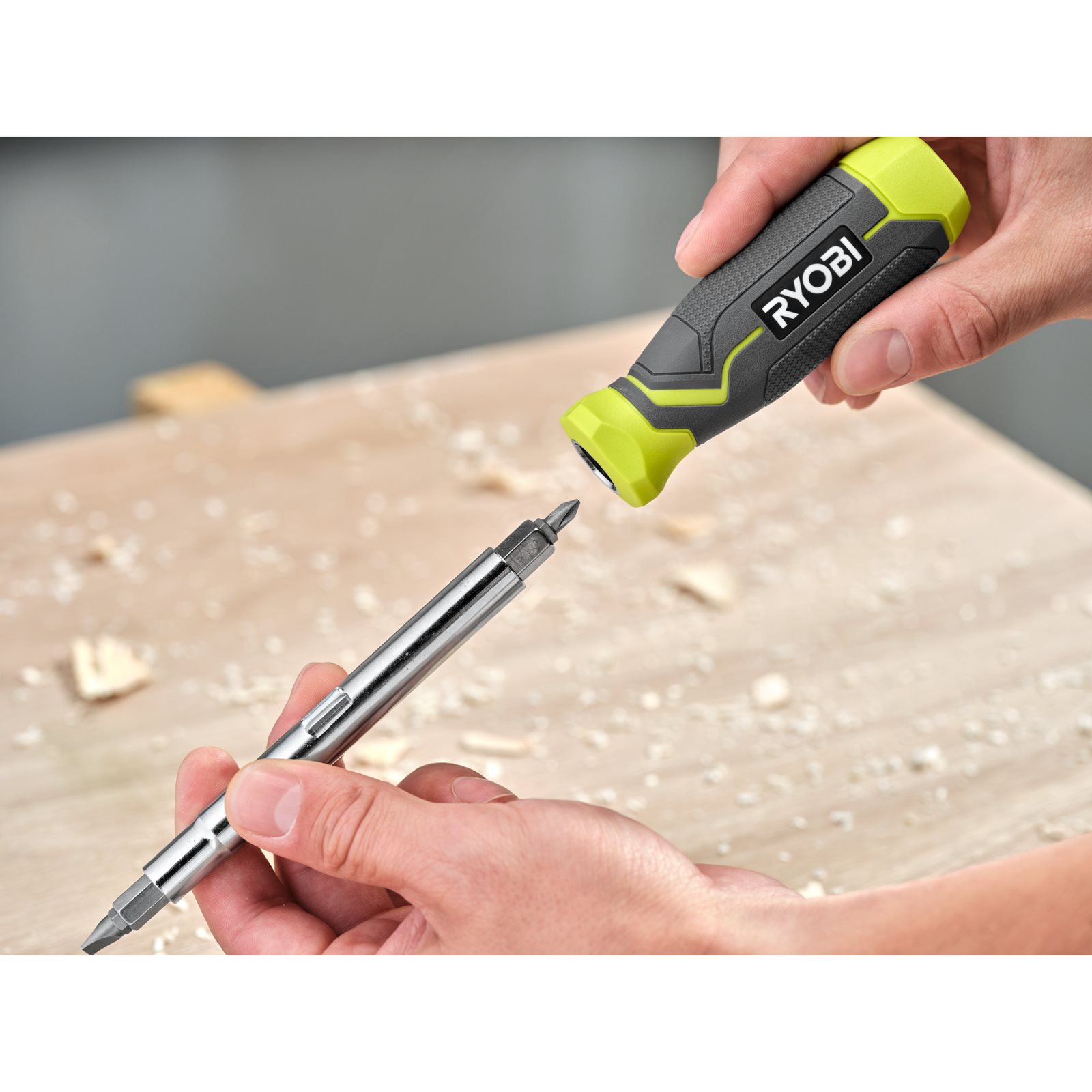 Șurubelniță multi-bit 11-IN-1 Ryobi RHSDM1101 - in utilizare 1