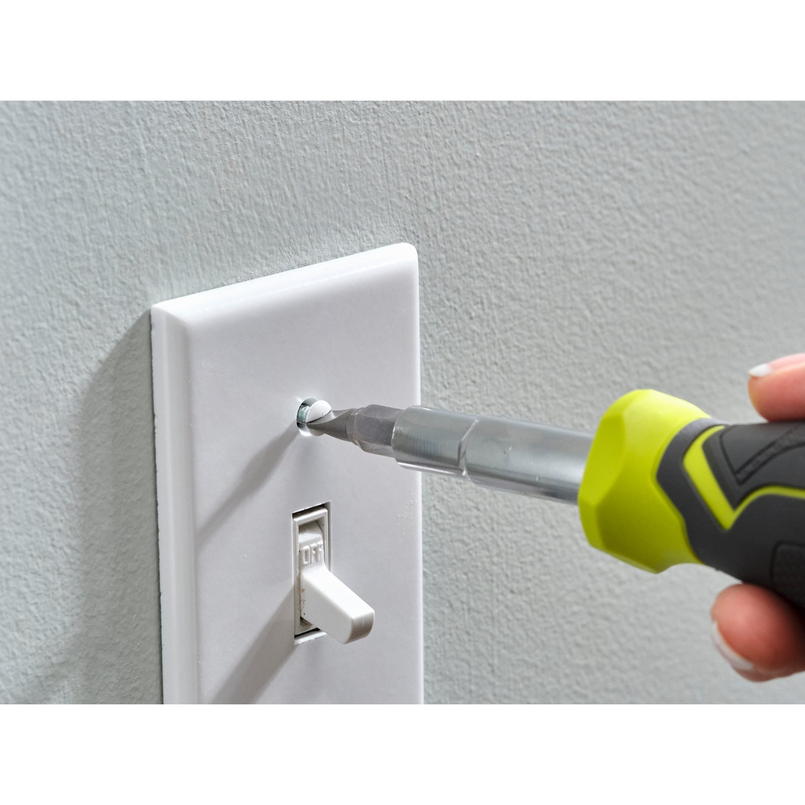 Șurubelniță multi-bit 11-IN-1 Ryobi RHSDM1101 - in utilizare 2