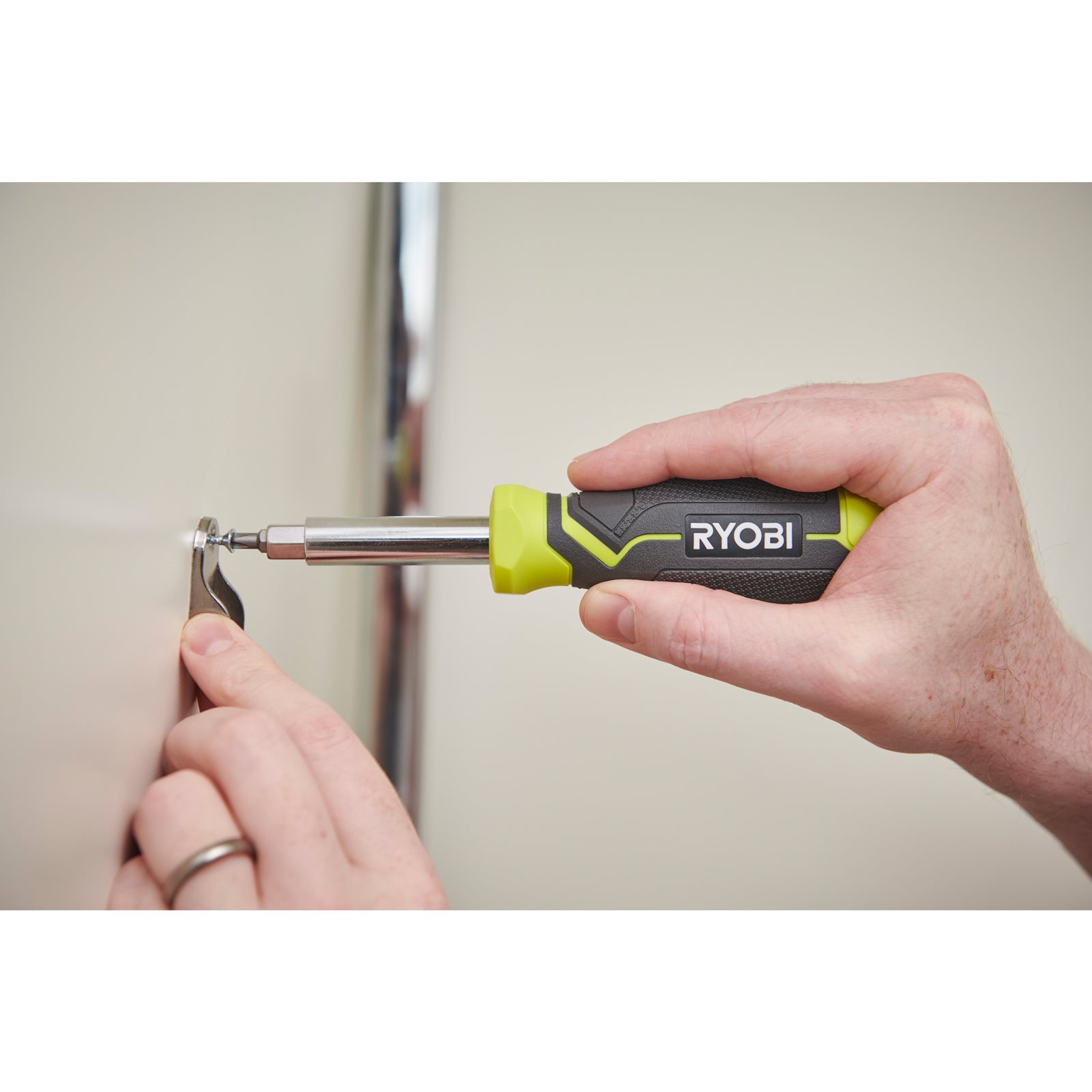 Șurubelniță multi-bit 11-IN-1 Ryobi RHSDM1101 - in utilizare 4