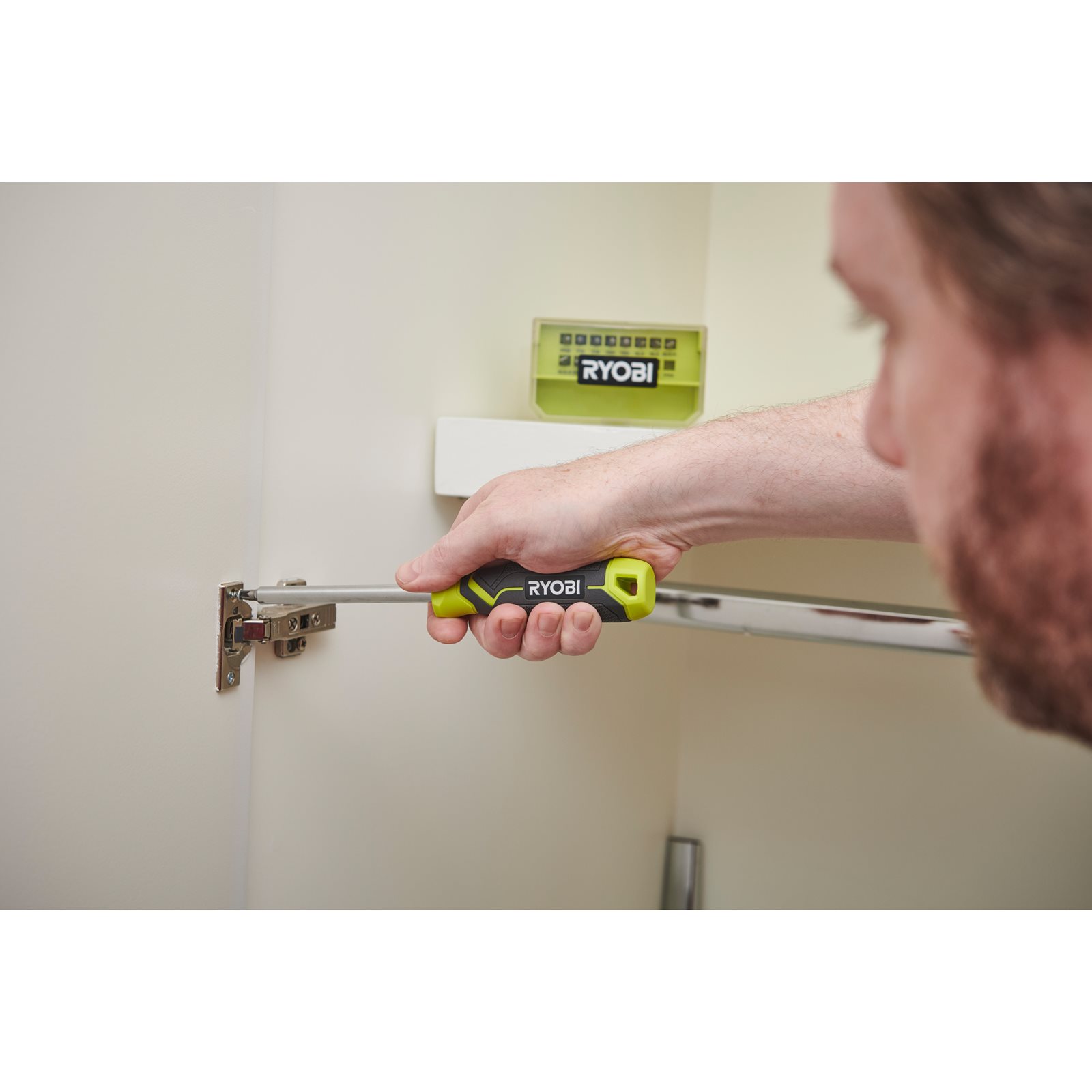 Set de șurubelnițe mixte cu 17 piese Ryobi RHSDM1701 - in utilizare 1