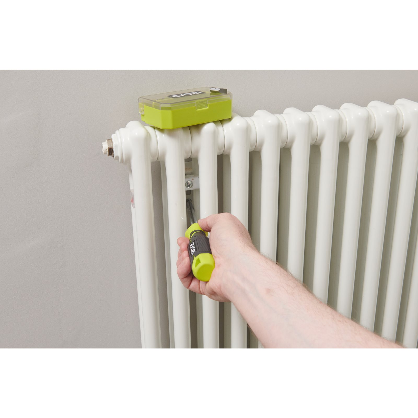 Set de șurubelnițe mixte cu 17 piese Ryobi RHSDM1701 - in utilizare 2
