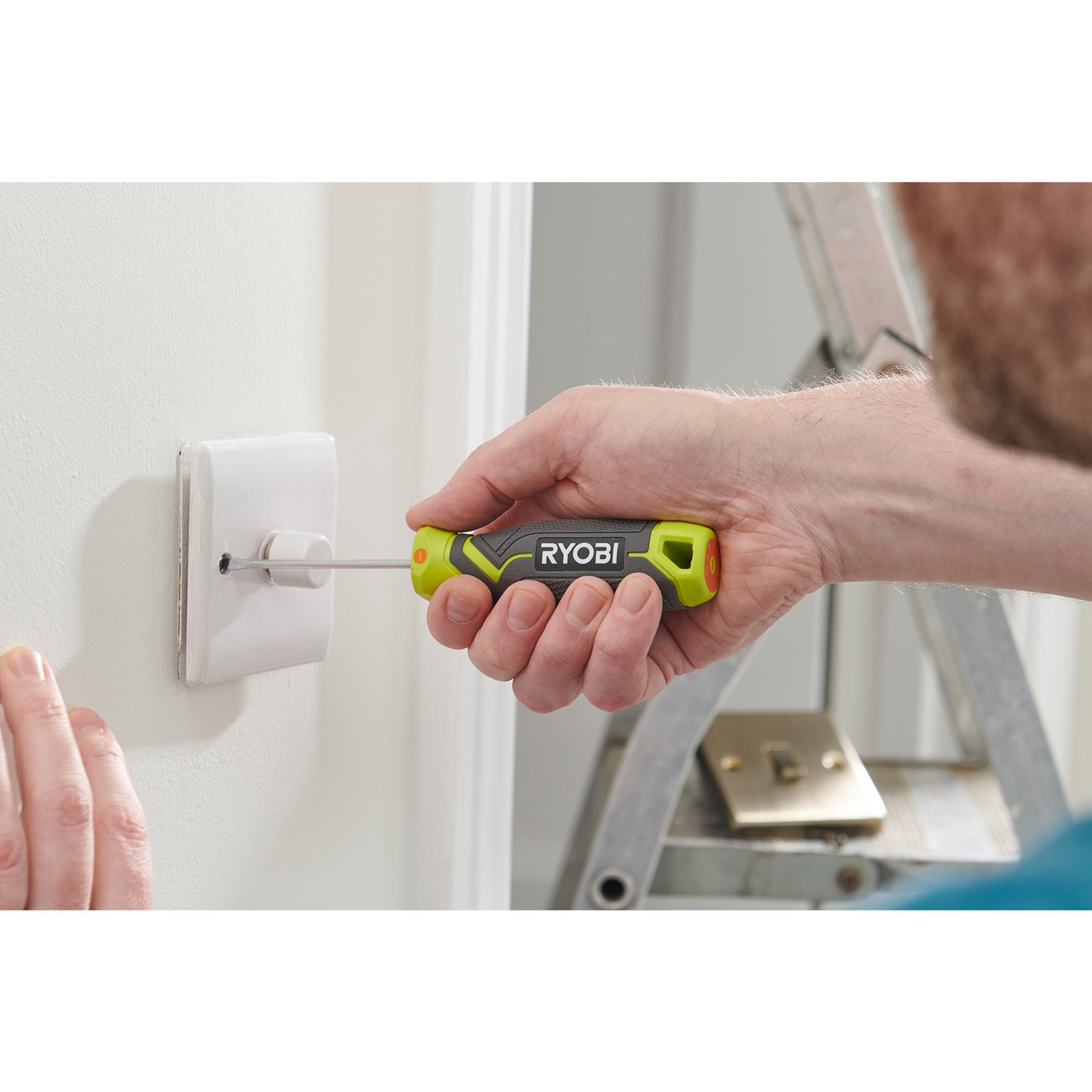 Set de șurubelnițe magnetice de 6 piese Ryobi RHSDS6PC - in utilizare 2
