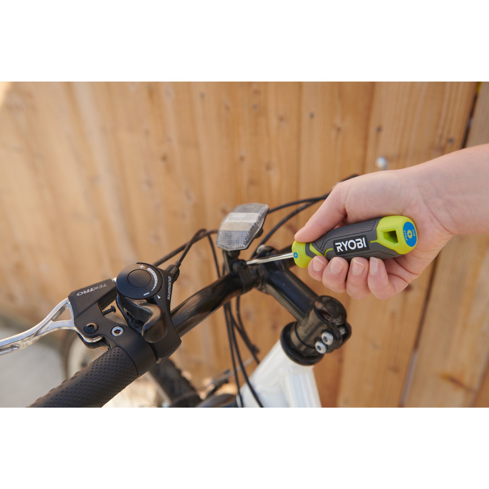 Set de șurubelnițe magnetice de 6 piese Ryobi RHSDS6PC - in utilizare 4