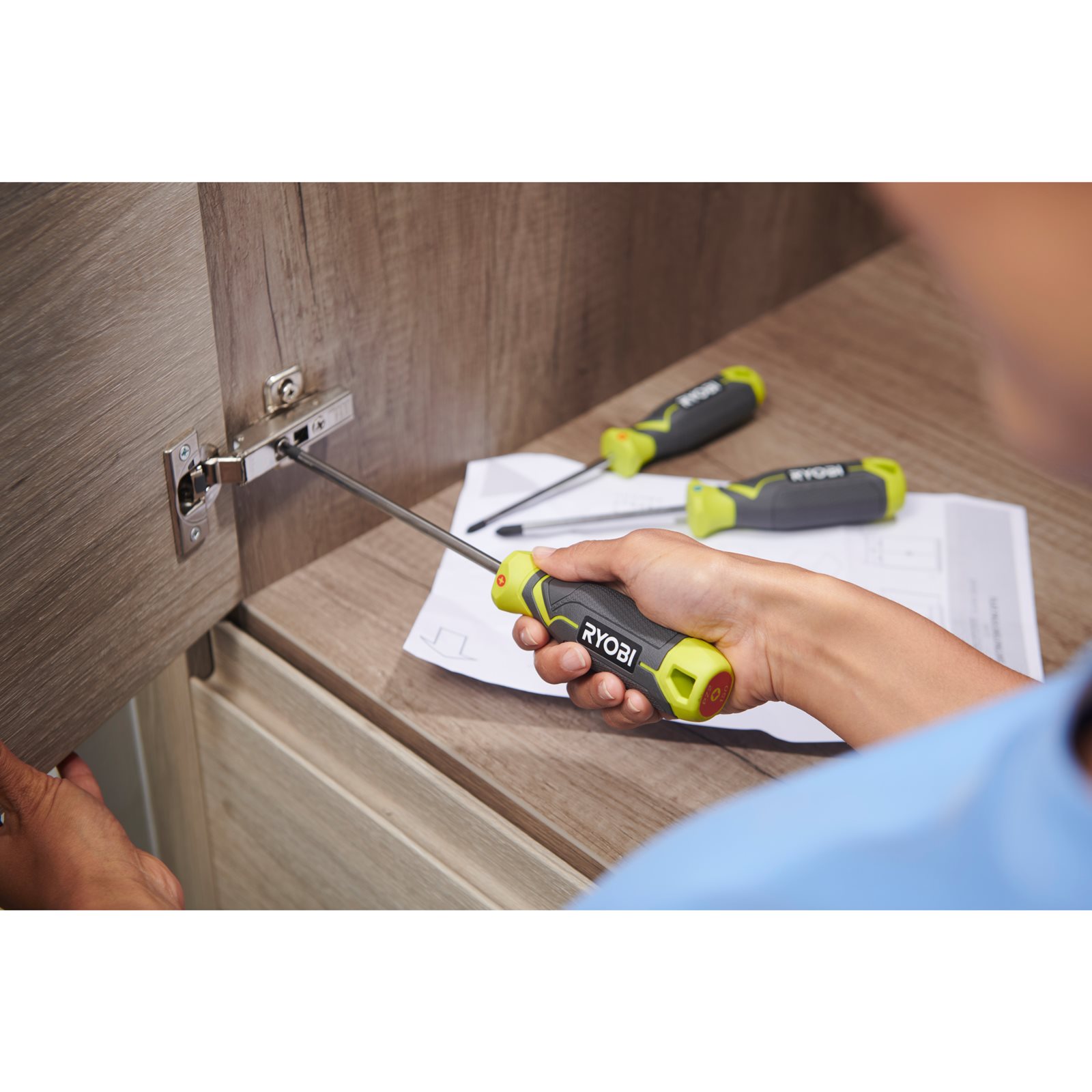 Set de șurubelnițe magnetice de 7 piese Ryobi RHSDS7PC - in utilizare 2