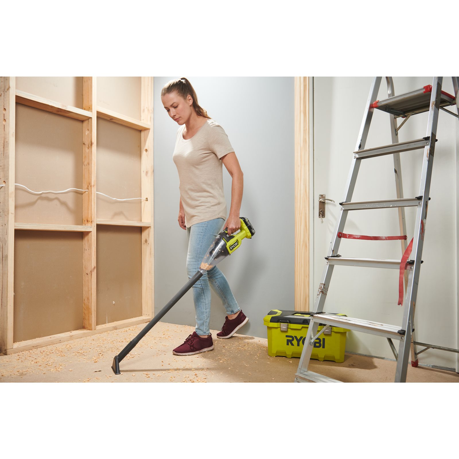 Aspirator de mână 18V ONE+ cu set de îngrijire a pardoselilor Ryobi RHV18F-0 - in utilizare 1