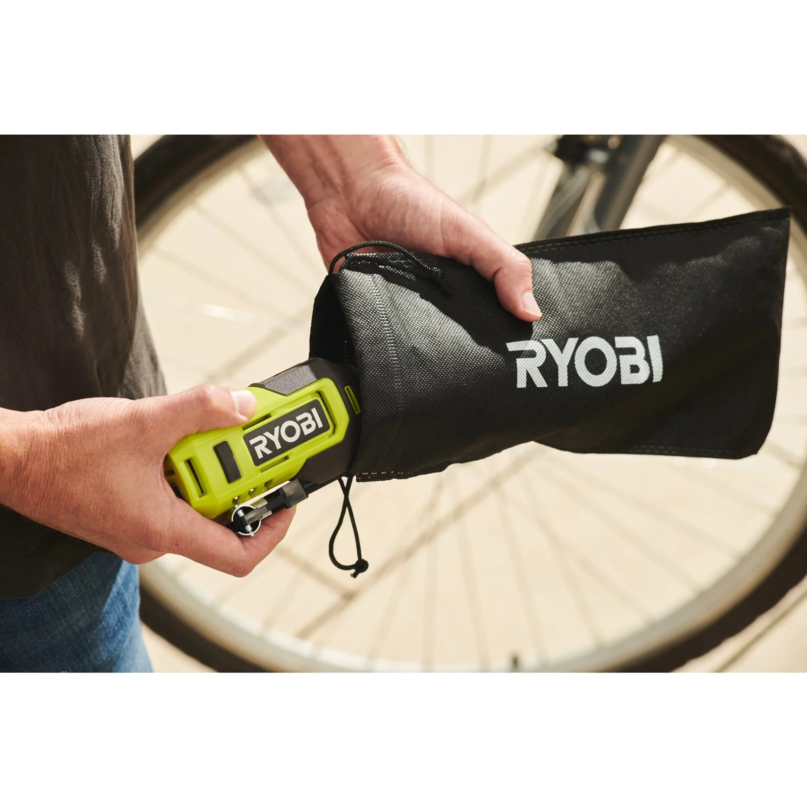 Pompă de umflare USB Lithium 4V (1x 2.0Ah) Ryobi RI4-120G - in utilizare 6