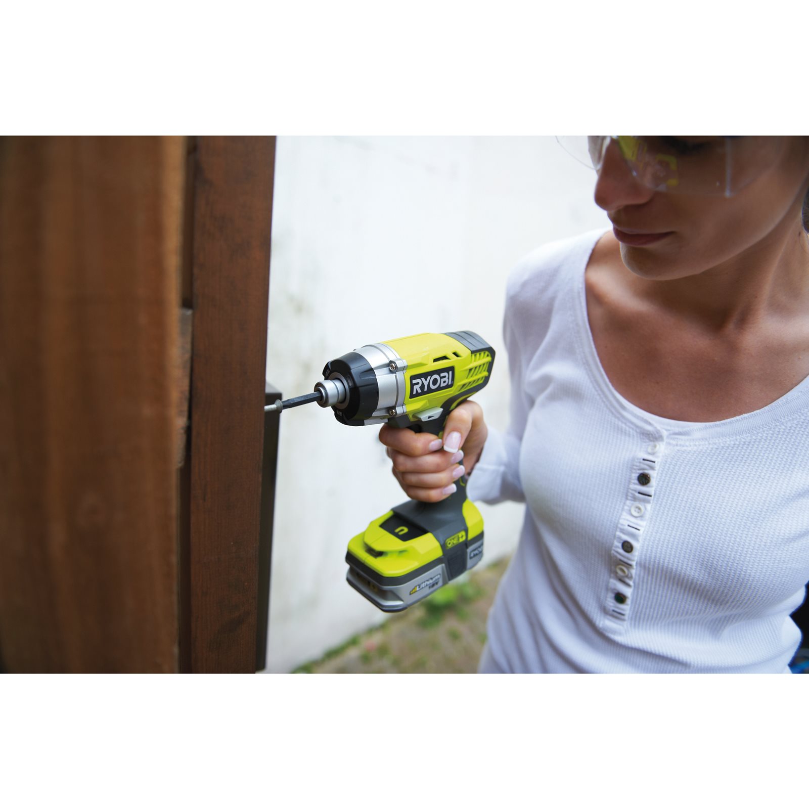 Mașină de înșurubat cu impact 18V ONE+ Ryobi RID1801M - in utilizare 2