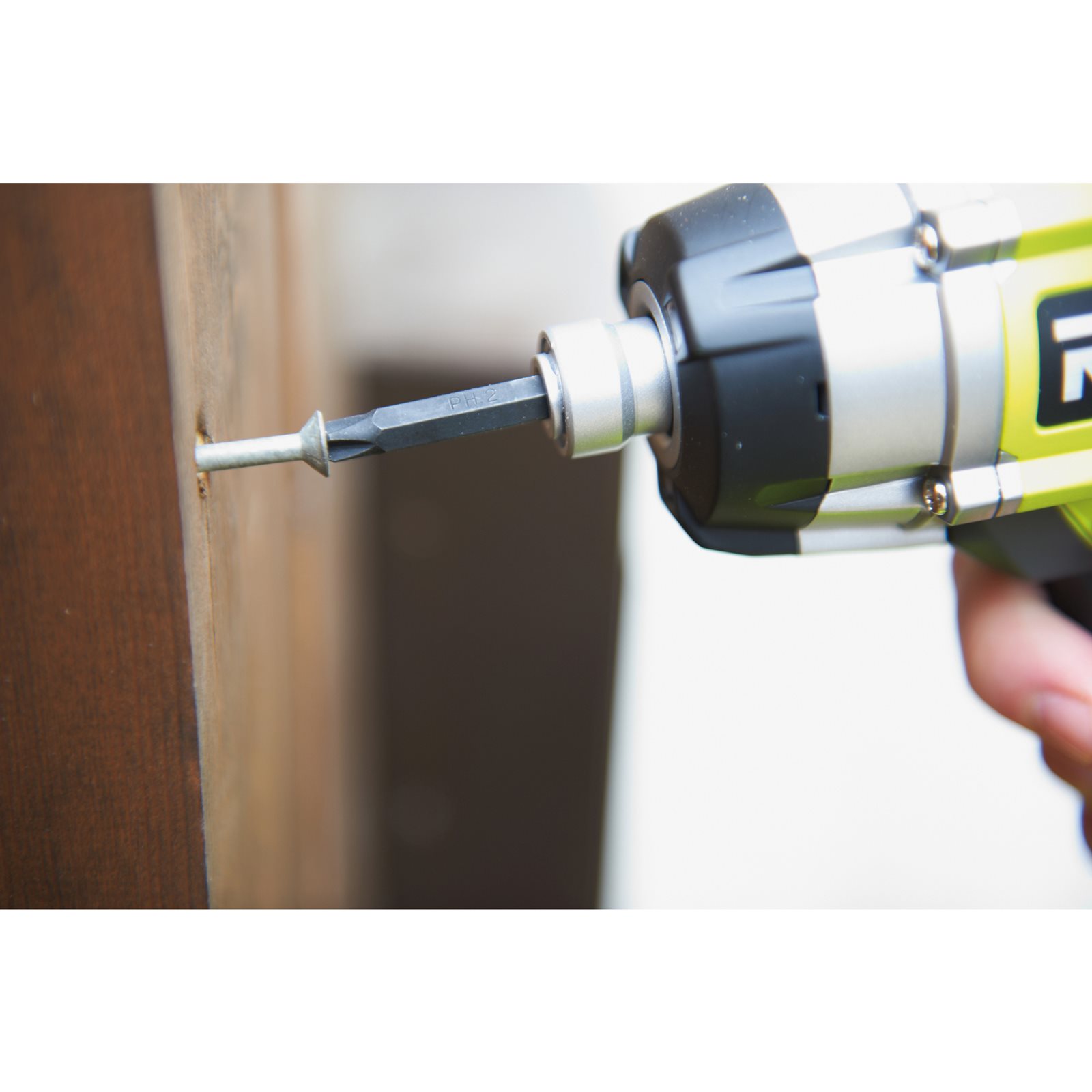 Mașină de înșurubat cu impact 18V ONE+ Ryobi RID1801M - in utilizare 4