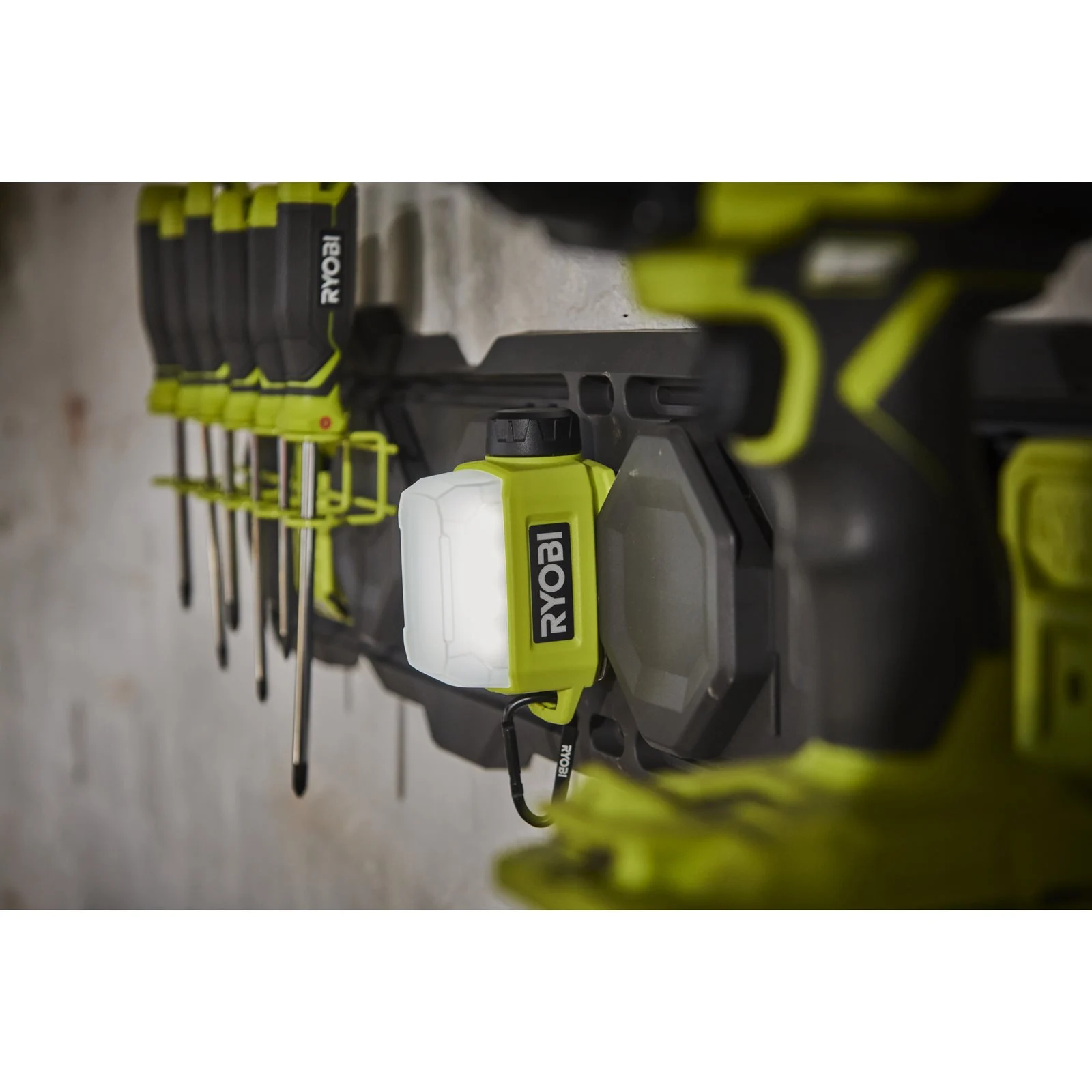 Iluminat Ryobi RLA4-0 - in utilizare 1