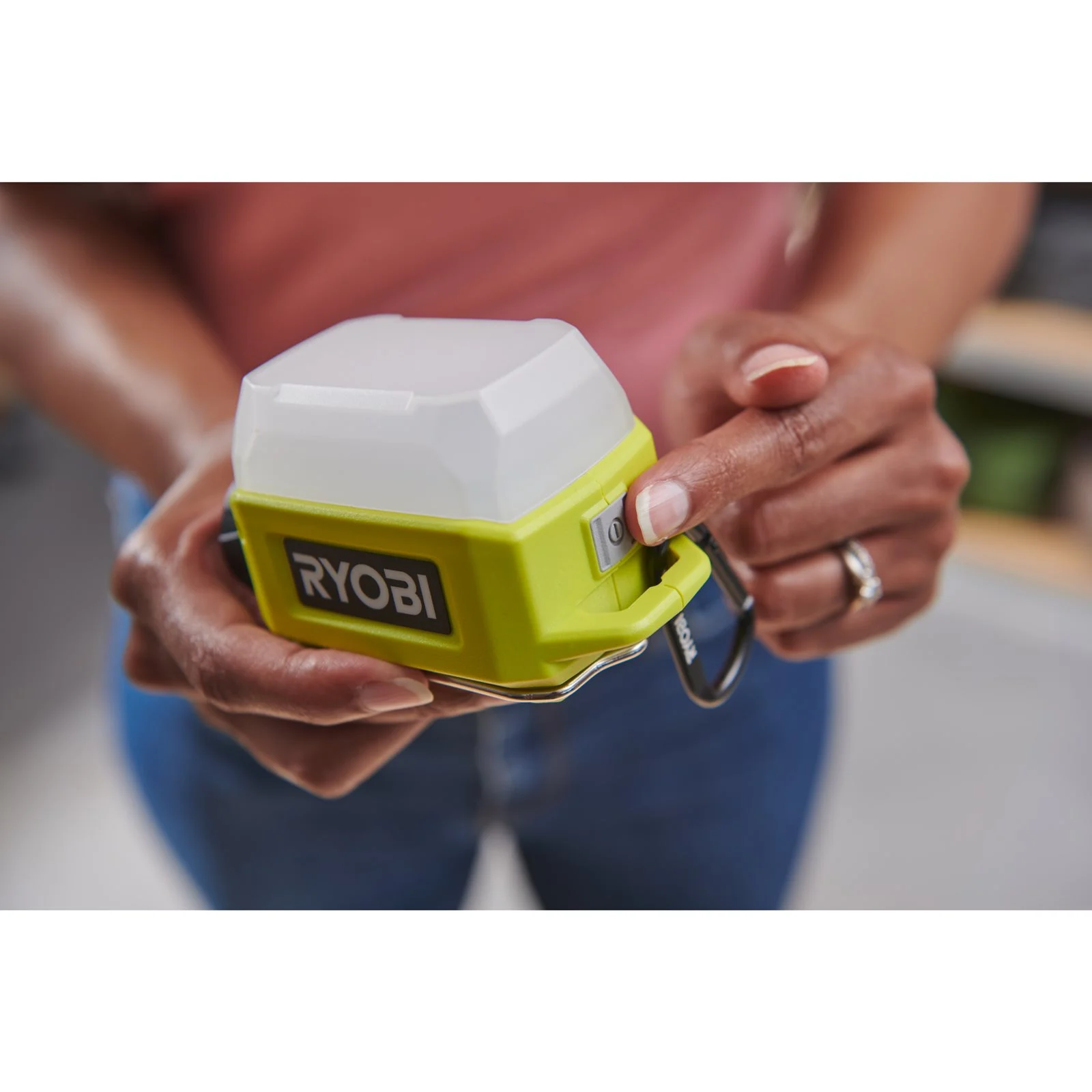 Iluminat Ryobi RLA4-0 - in utilizare 3