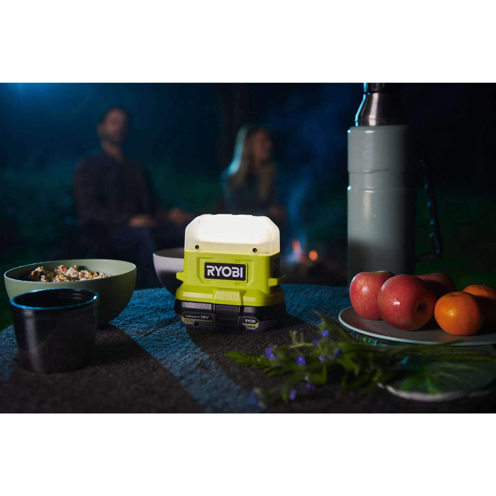 Lampă ambientală compactă 18V ONE+ Ryobi RLC18-0 - in utilizare 1