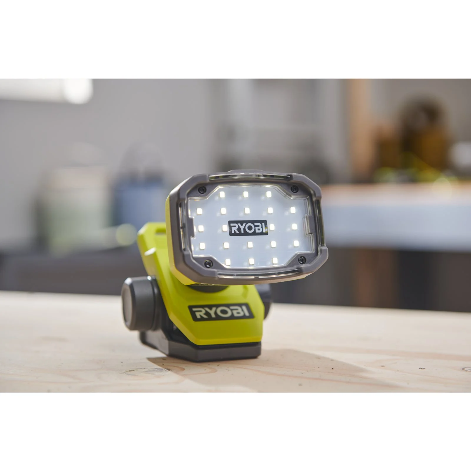 Iluminat Ryobi RLC4-0 - in utilizare 1