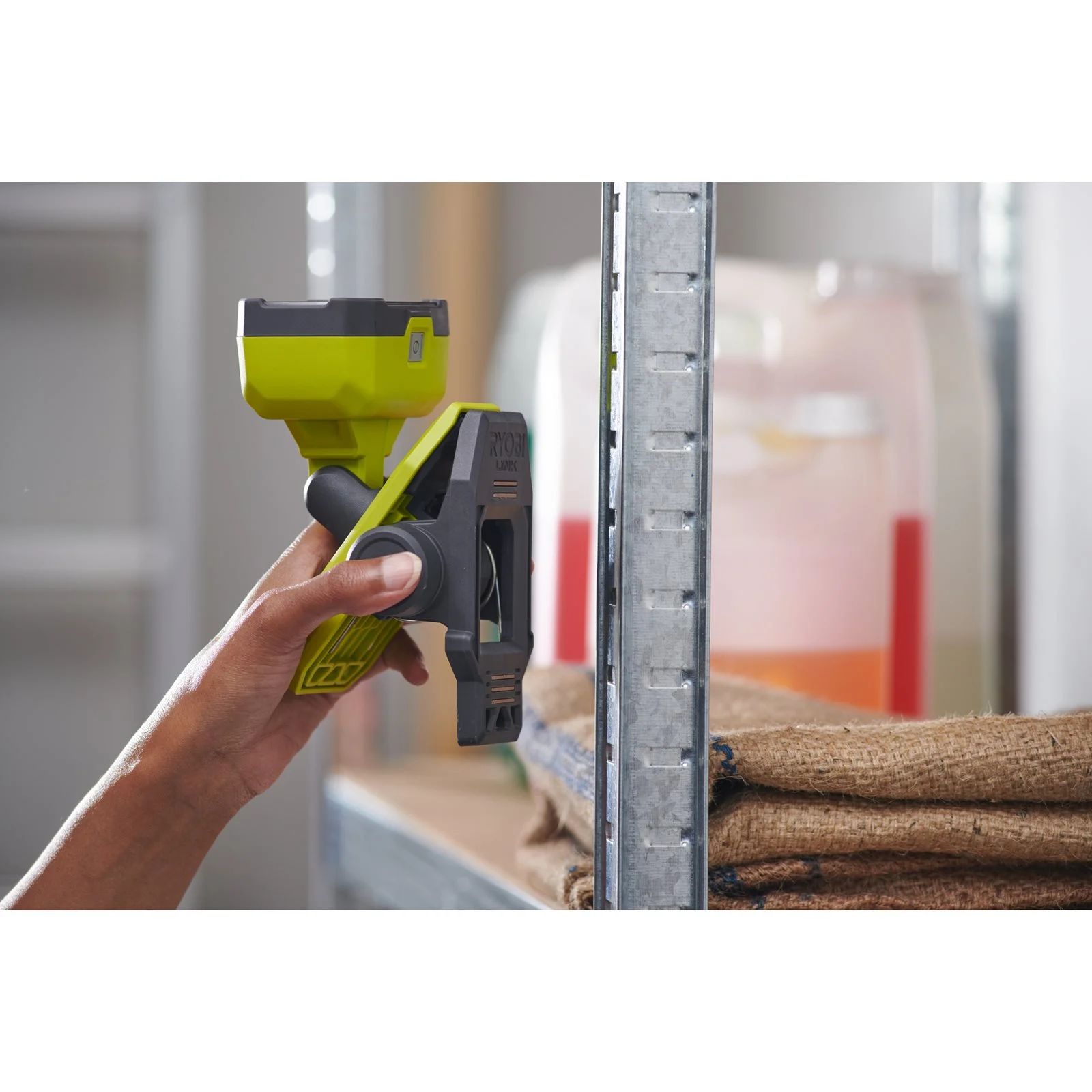 Iluminat Ryobi RLC4-0 - in utilizare 2