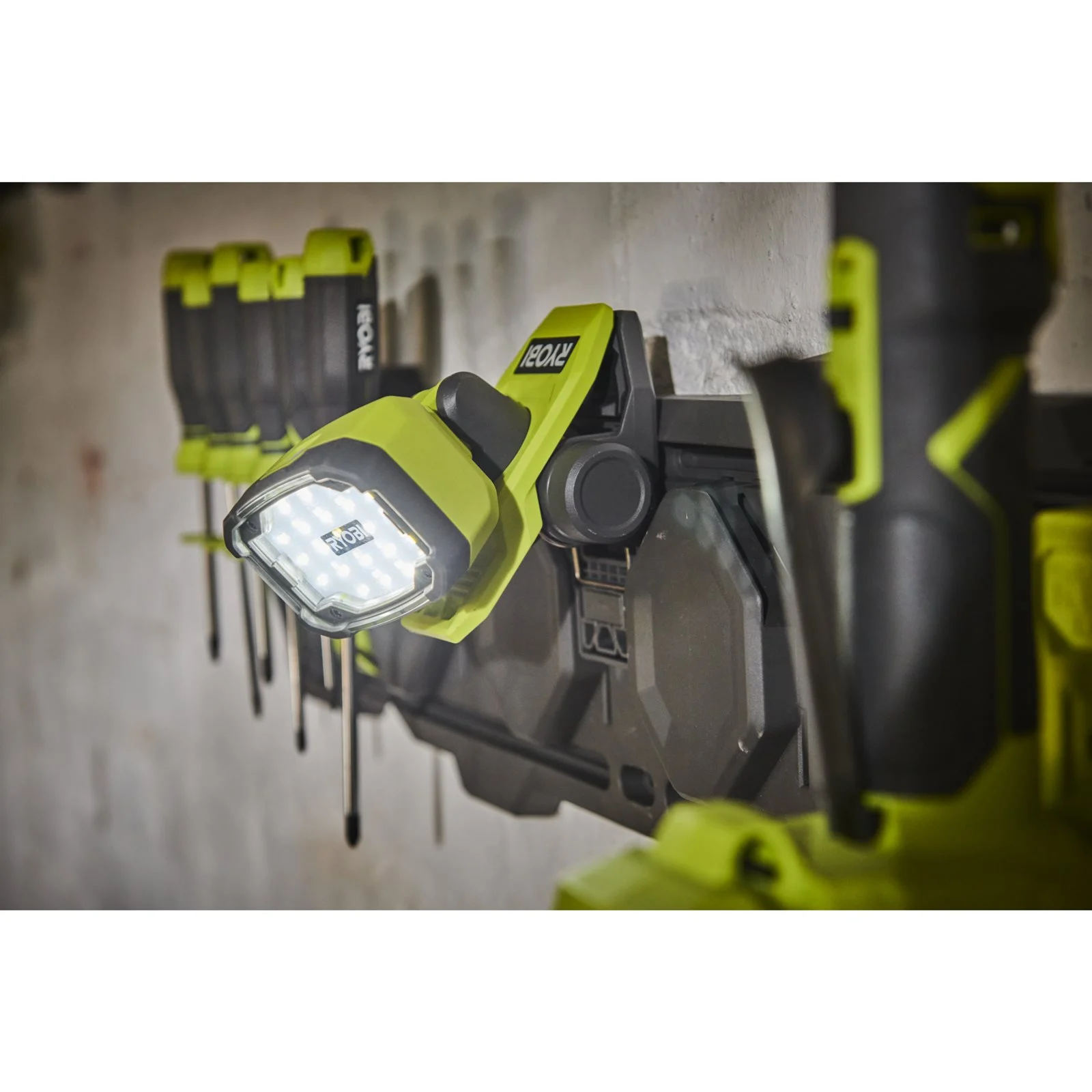 Iluminat Ryobi RLC4-0 - in utilizare 3