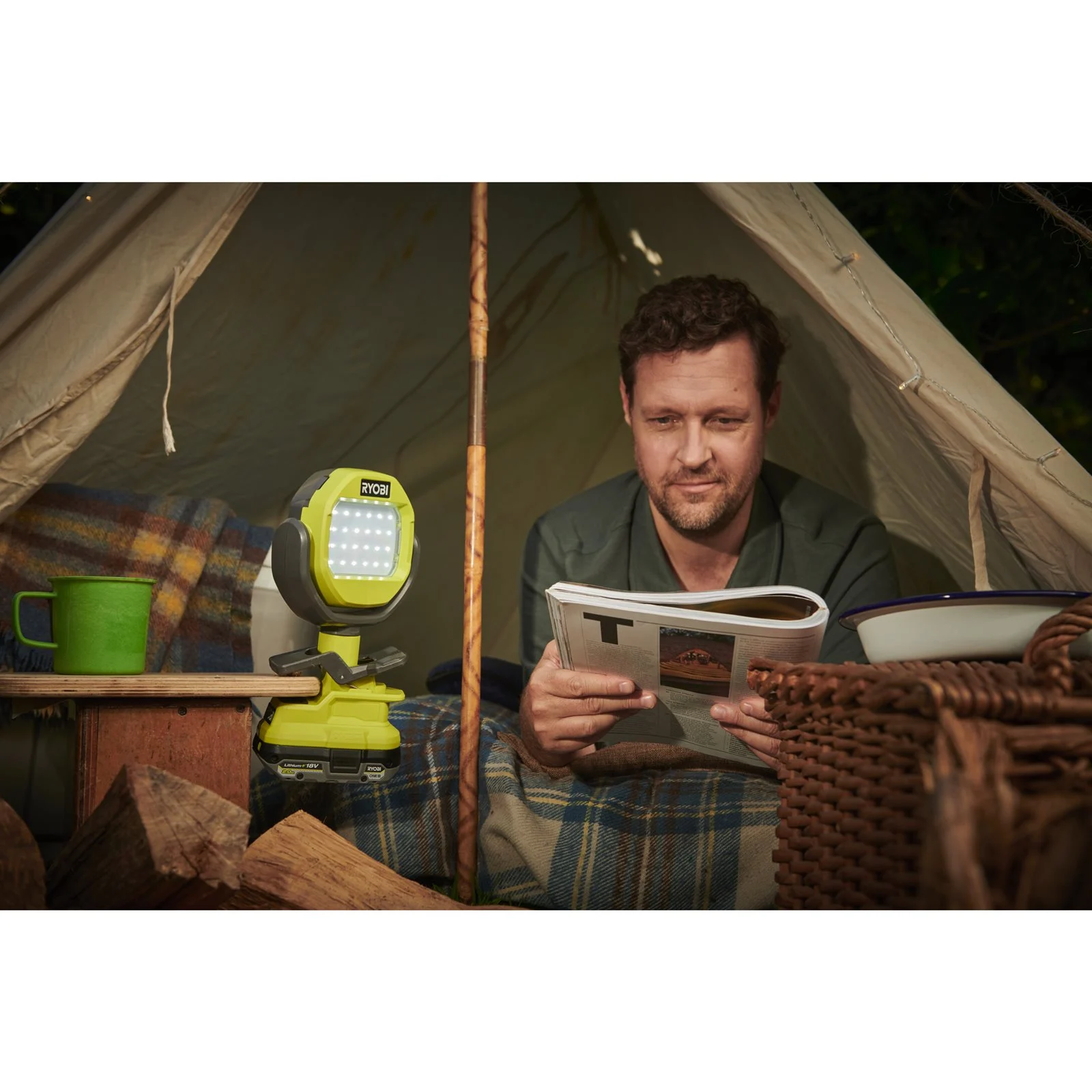 Lampă cu clemă fără cablu de 18V Ryobi RLCL18-0 - in utilizare 1