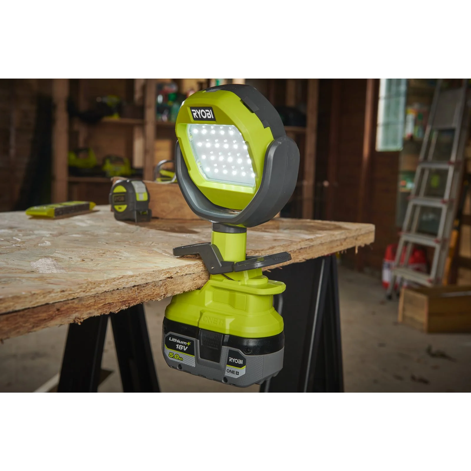 Lampă cu clemă fără cablu de 18V Ryobi RLCL18-0 - in utilizare 3
