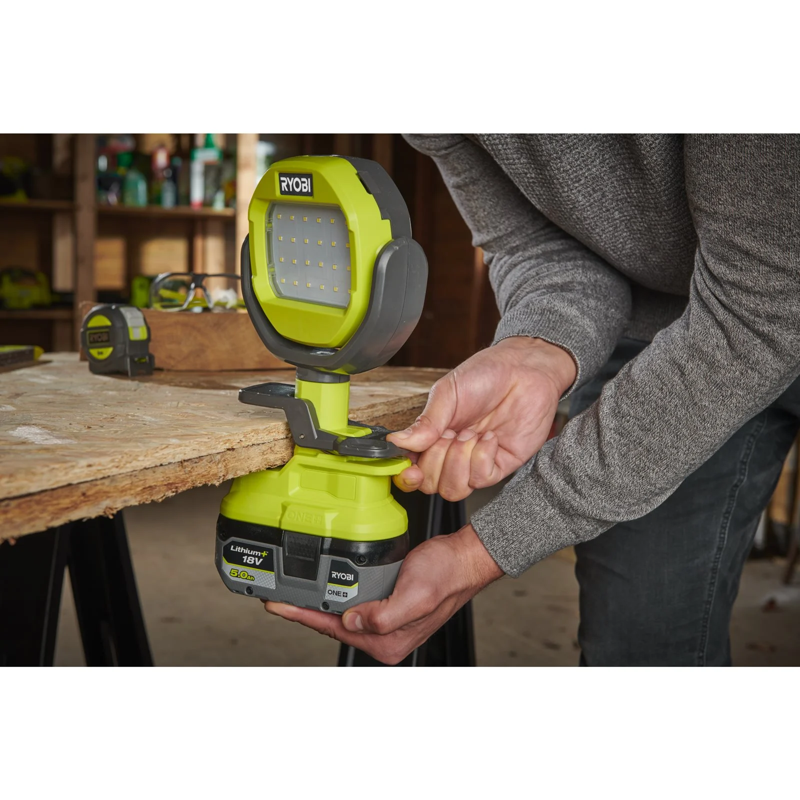 Lampă cu clemă fără cablu de 18V Ryobi RLCL18-0 - in utilizare 4