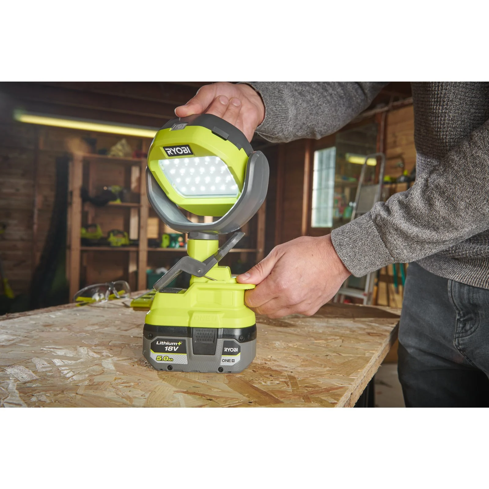 Lampă cu clemă fără cablu de 18V Ryobi RLCL18-0 - in utilizare 5