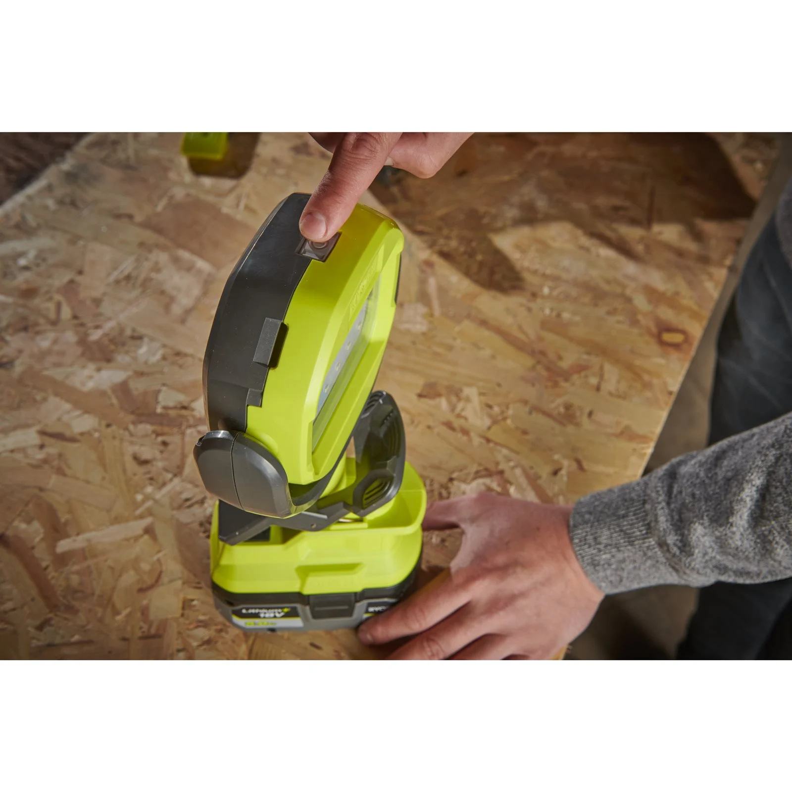 Lampă cu clemă fără cablu de 18V Ryobi RLCL18-0 - in utilizare 6