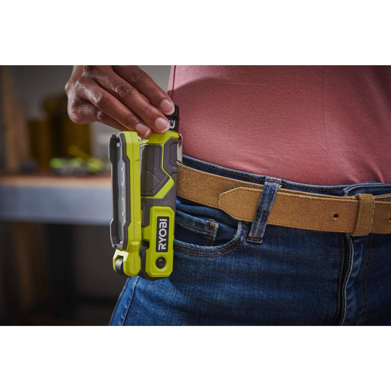 Lampă de inspecție USB Lithium 4V (1x 2.0Ah) Ryobi RLI4-120G - in utilizare 2