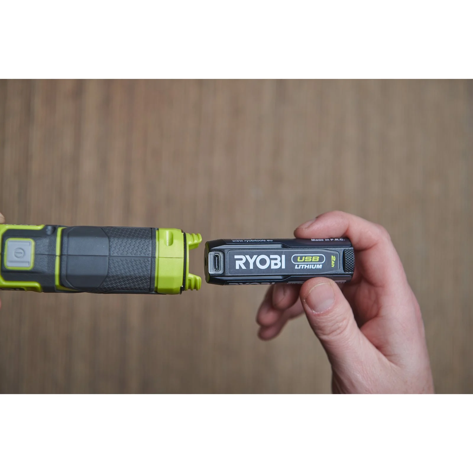 Lampă de inspecție USB Lithium 4V (1x 2.0Ah) Ryobi RLI4-120G - in utilizare 4