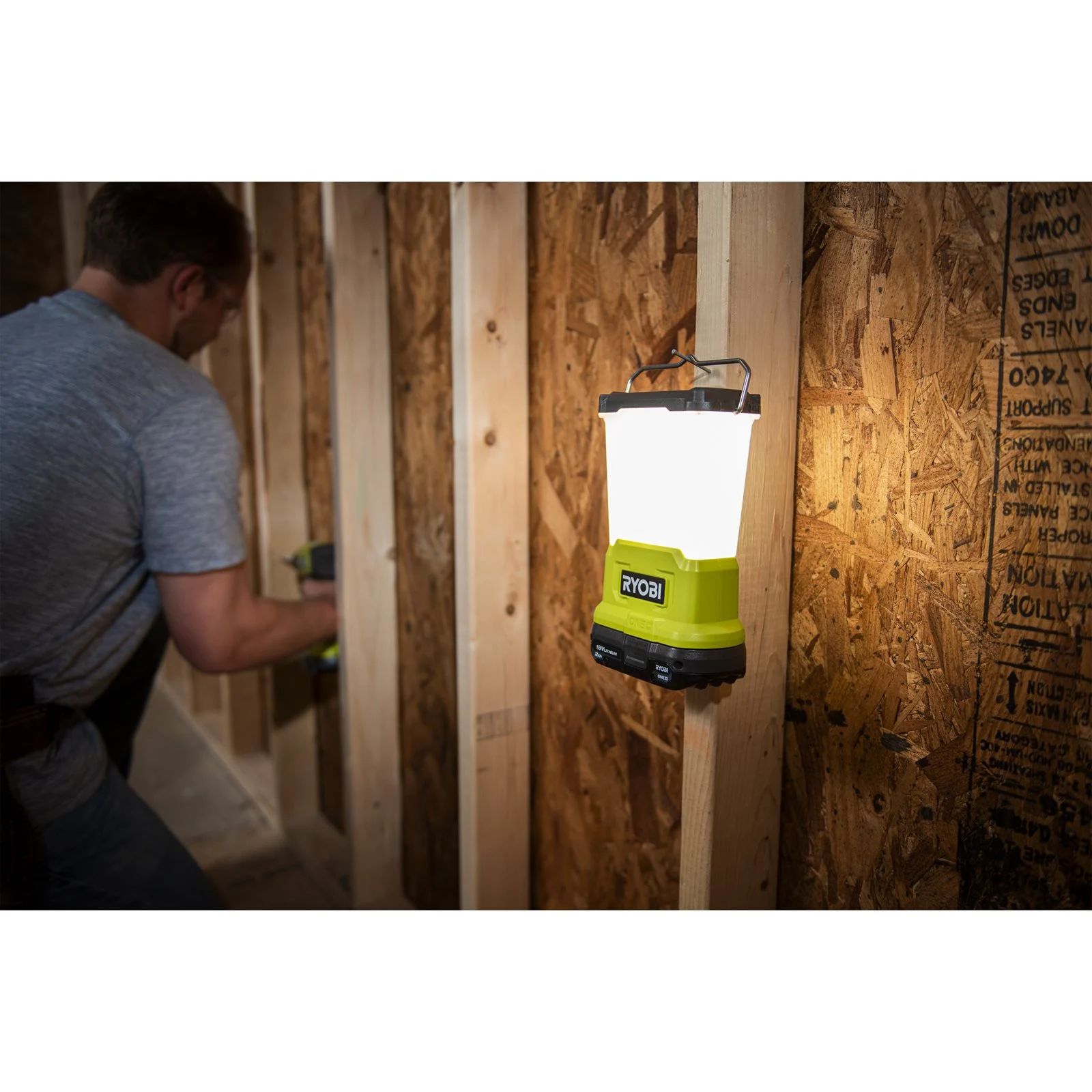 Lampă tip felinar 18V ONE+ Ryobi RLL18-0 - in utilizare 3