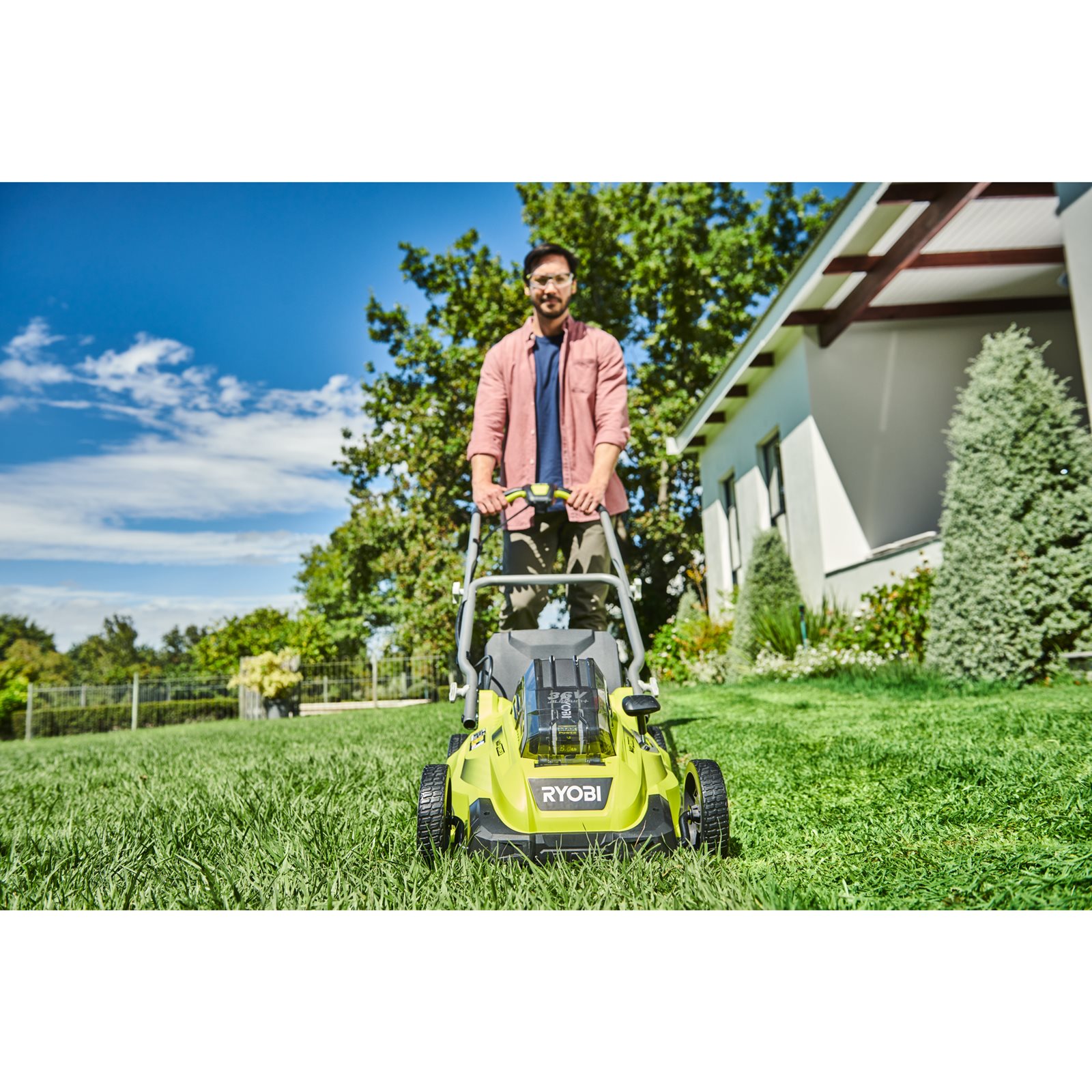 Mașină electrică de tuns iarba fără cablu 36V de 40cm (1 x 6,0Ah) cu funcție Power Assist Ryobi RLM36X41H60PG - in utilizare 1