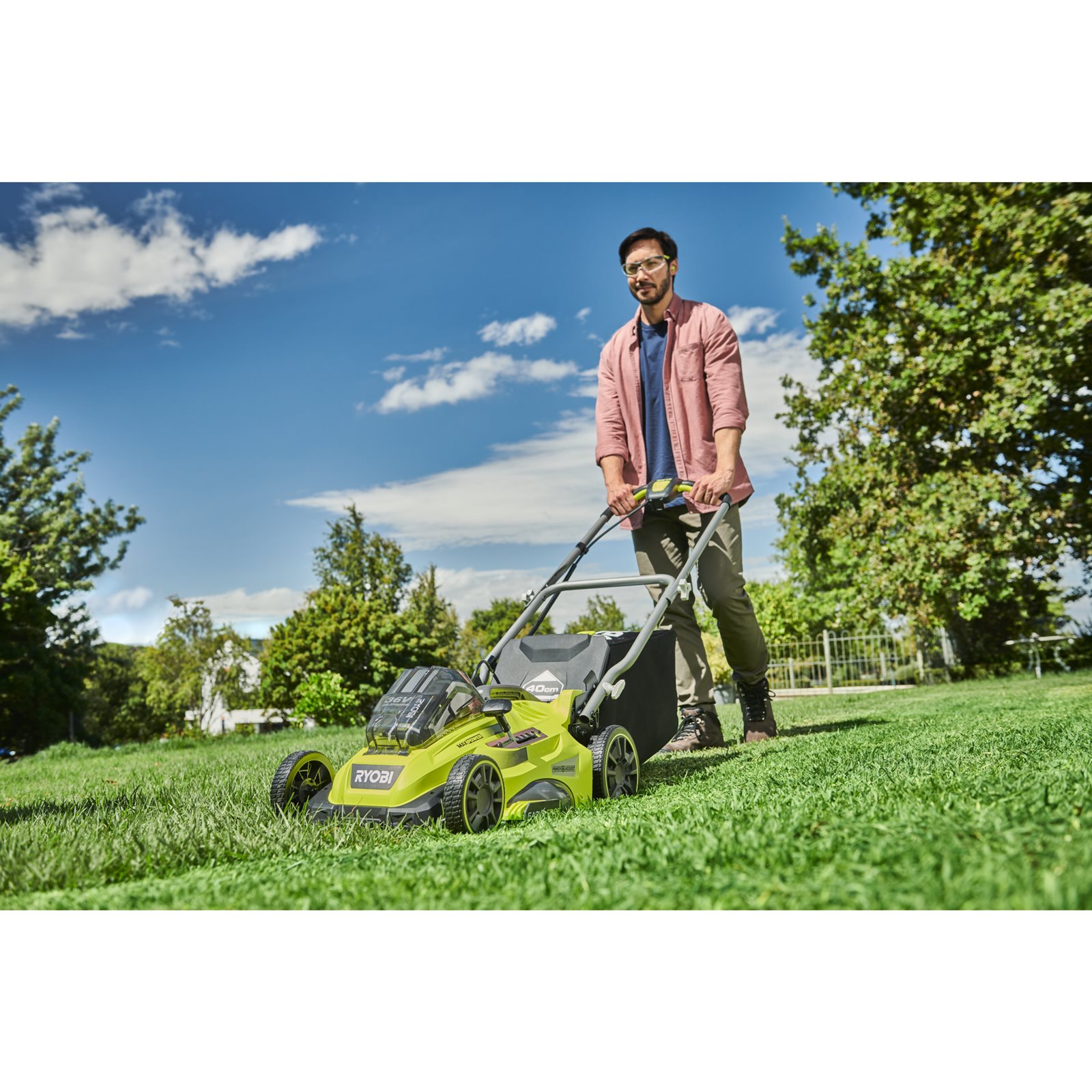 Mașină electrică de tuns iarba fără cablu 36V de 40cm (1 x 6,0Ah) cu funcție Power Assist Ryobi RLM36X41H60PG - in utilizare 2