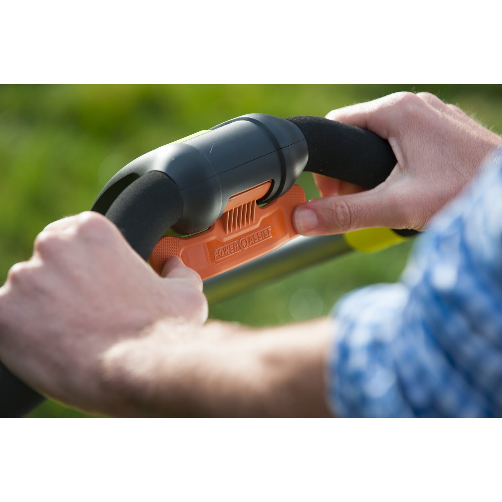 Mașină electrică de tuns iarba fără cablu 36V de 40cm (1 x 6,0Ah) cu funcție Power Assist Ryobi RLM36X41H60PG - in utilizare 3