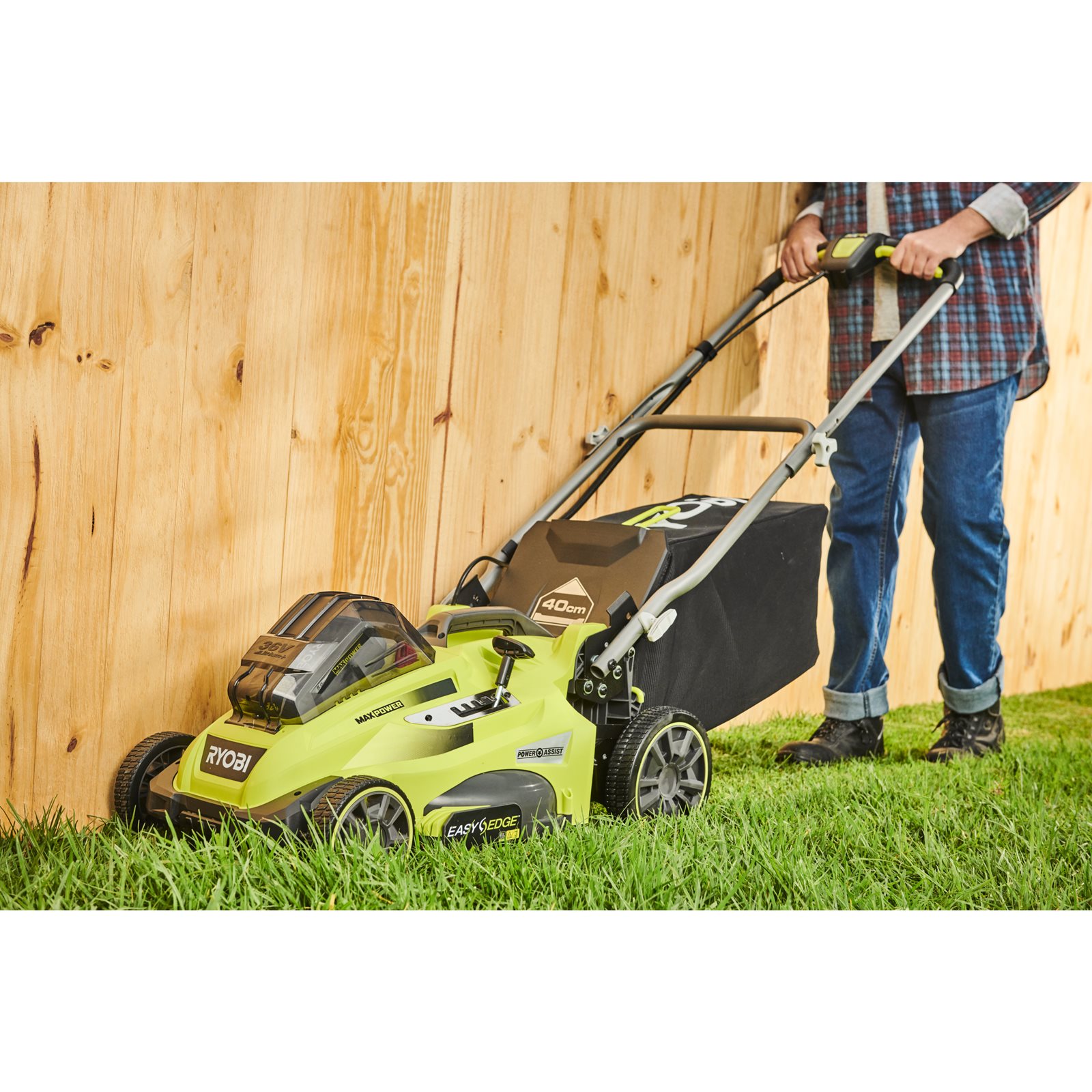 Mașină electrică de tuns iarba fără cablu 36V de 40cm (1 x 6,0Ah) cu funcție Power Assist Ryobi RLM36X41H60PG - in utilizare 4