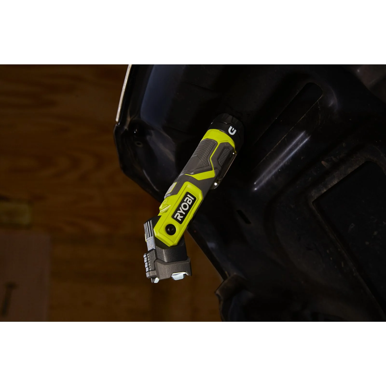 Lampă frontală pivotantă USB Lithium 4V (1x 2,0Ah) Ryobi RLP4-120G - in utilizare 2