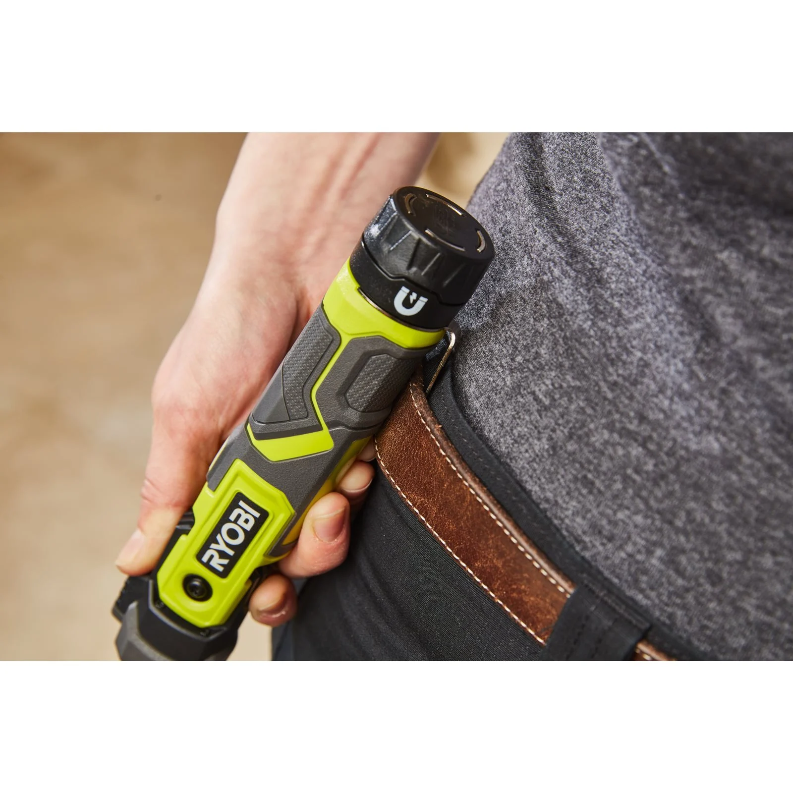 Lampă frontală pivotantă USB Lithium 4V (1x 2,0Ah) Ryobi RLP4-120G - in utilizare 3
