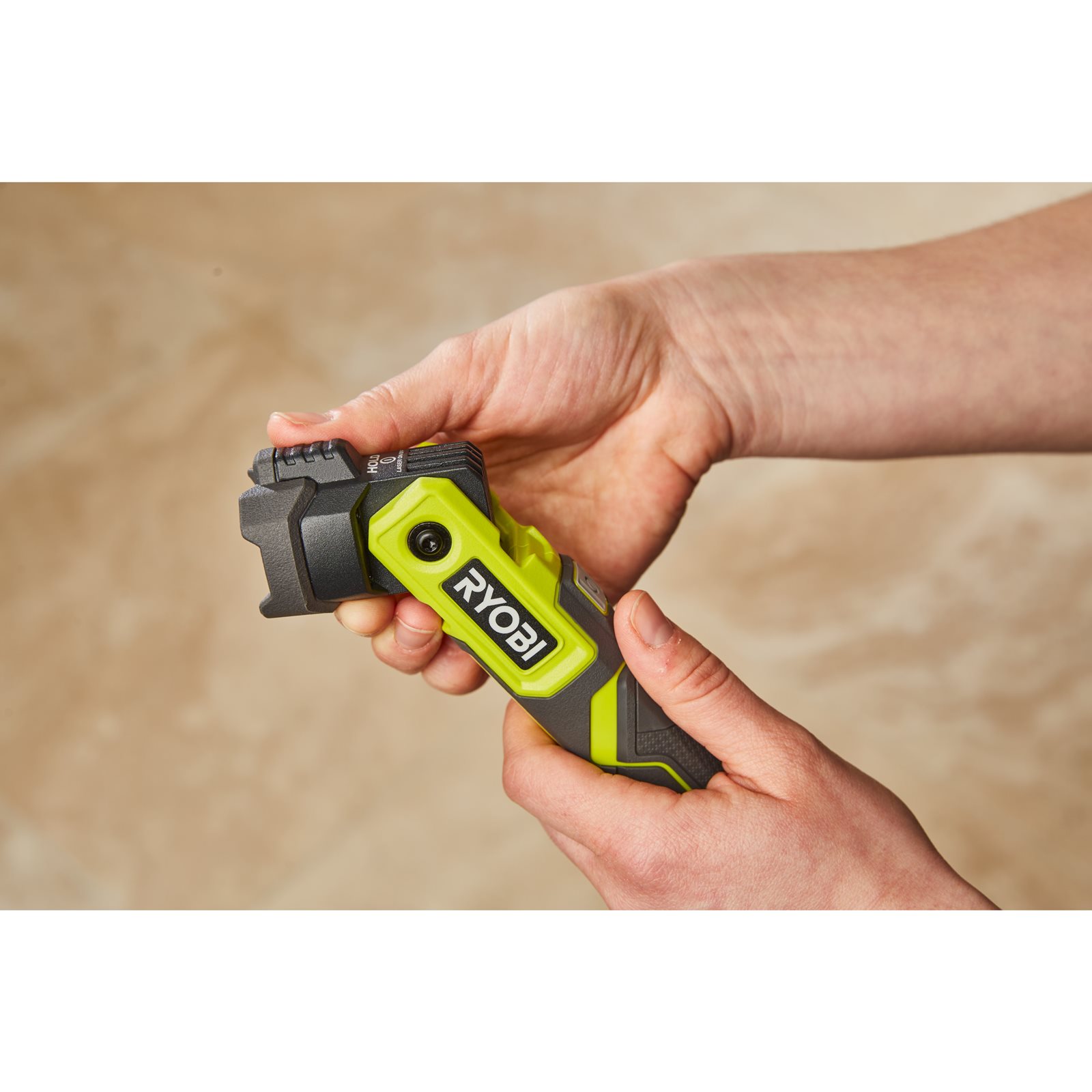 Lampă frontală pivotantă USB Lithium 4V (1x 2,0Ah) Ryobi RLP4-120G - in utilizare 5
